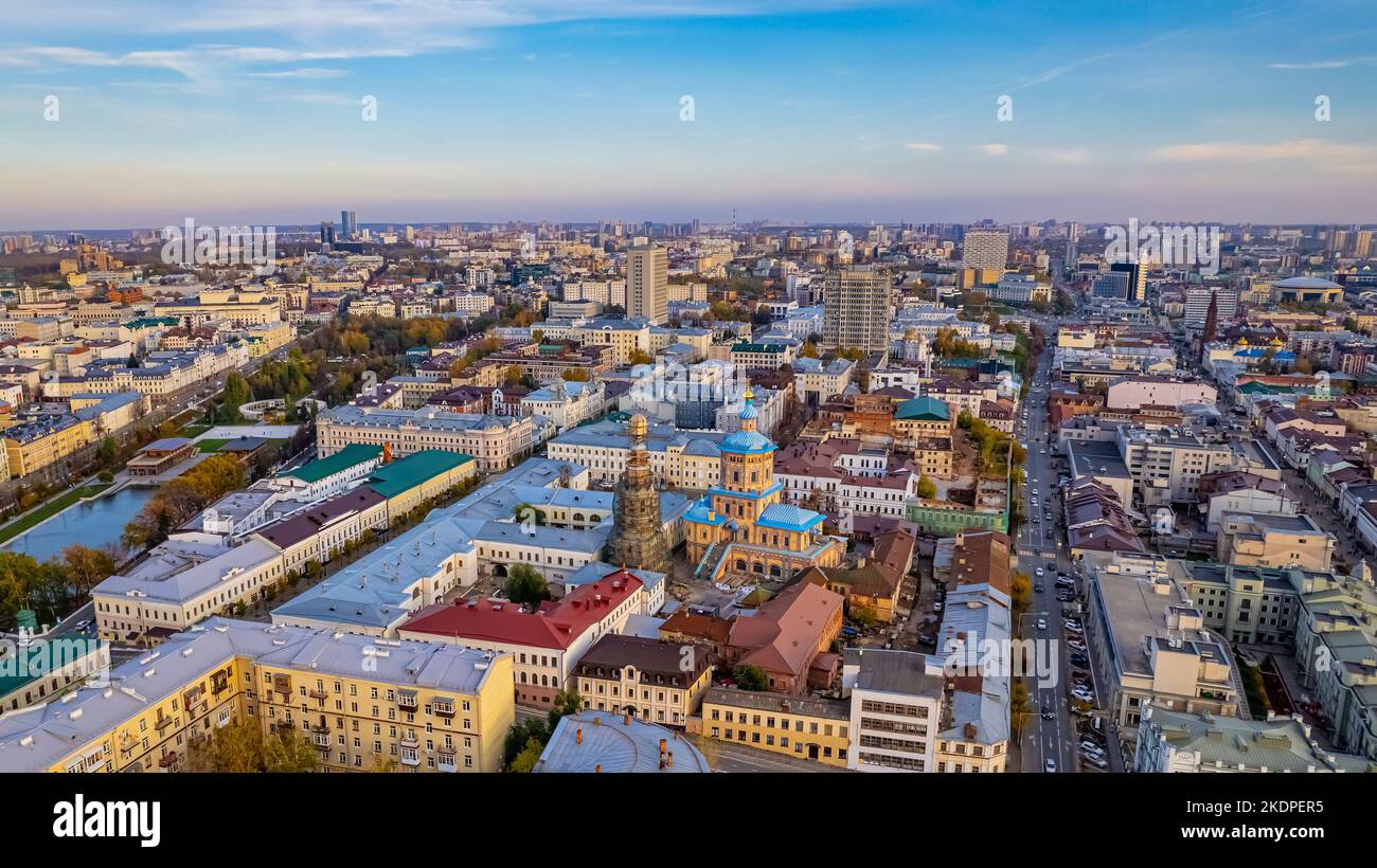 Panoramablick auf die Innenstadt von Kazan. Touristenattraktionen. Tourismus in die Hauptstadt Tatarstan. Draufsicht. Stockfoto