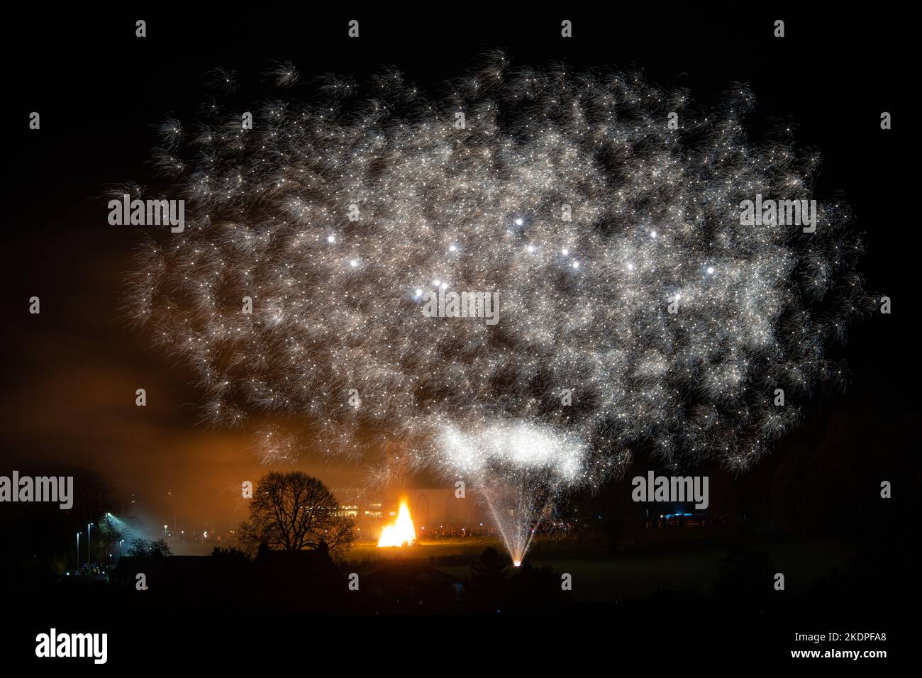 Dorf. Lagerfeuer und Feuerwerk in der Gemeinde, Killearn, Stirling, Schottland, Großbritannien Stockfoto
