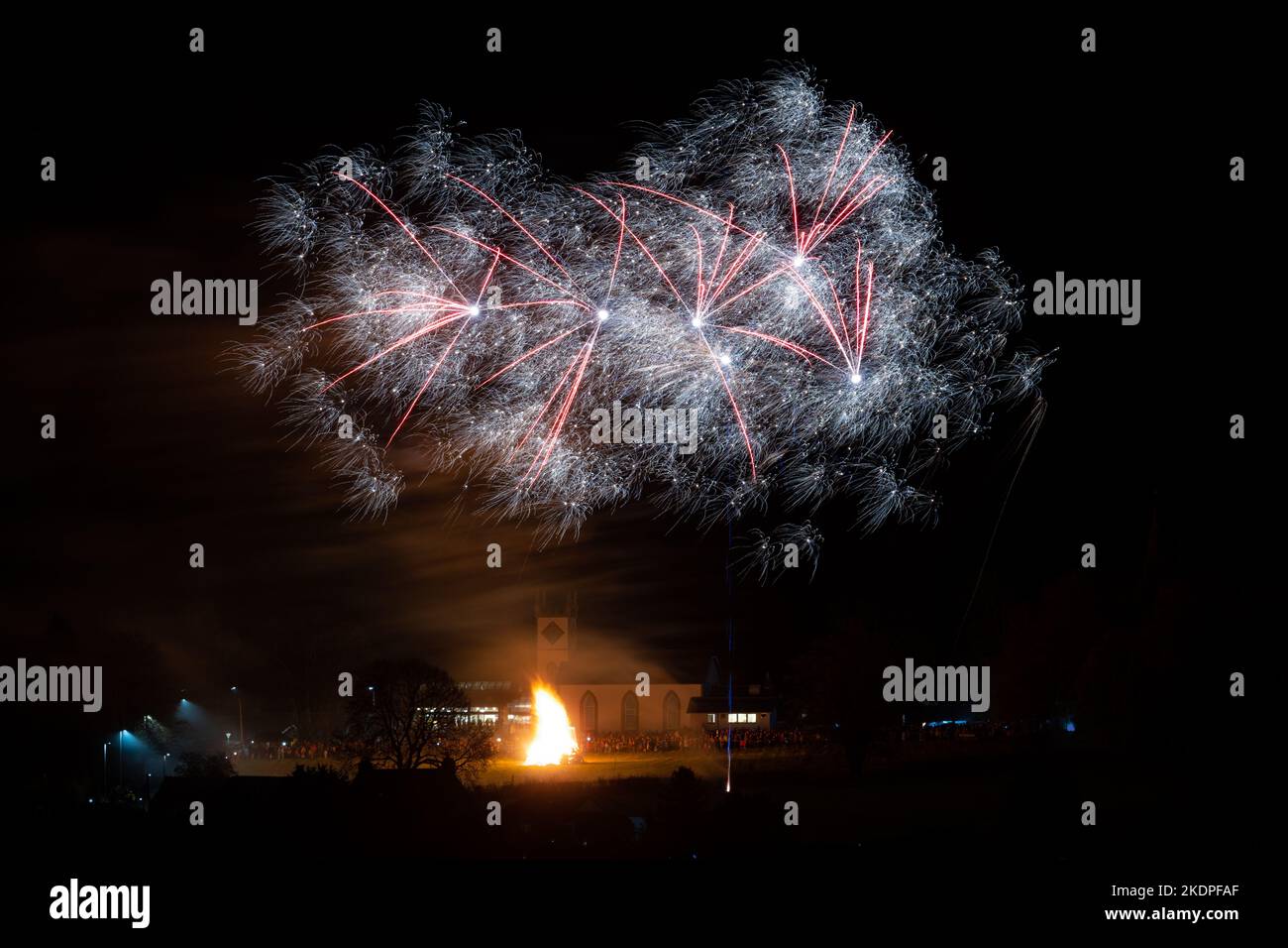 Dorf. Lagerfeuer und Feuerwerk in der Gemeinde, Killearn, Stirling, Schottland, Großbritannien Stockfoto