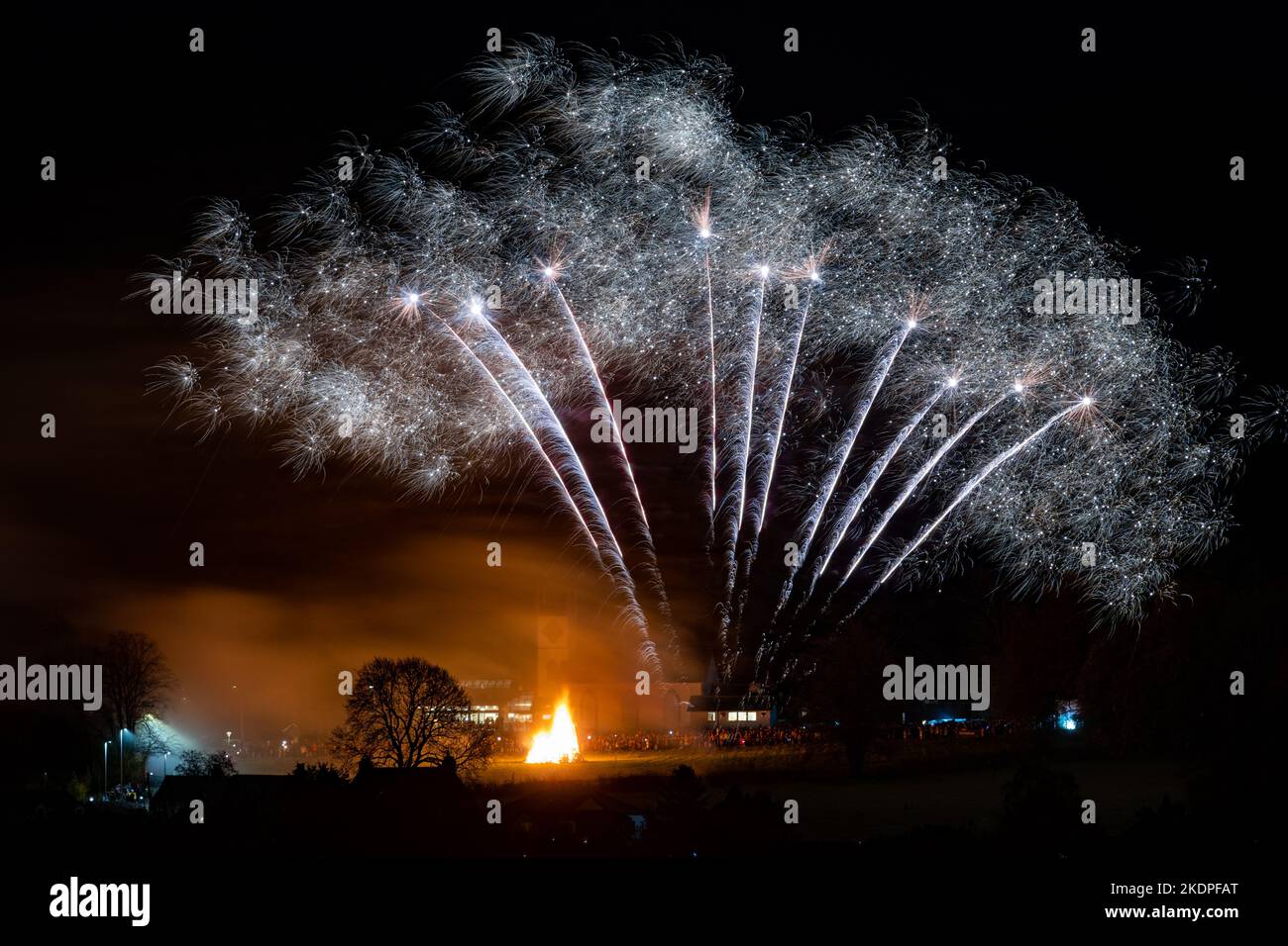 Dorf. Lagerfeuer und Feuerwerk in der Gemeinde, Killearn, Stirling, Schottland, Großbritannien Stockfoto