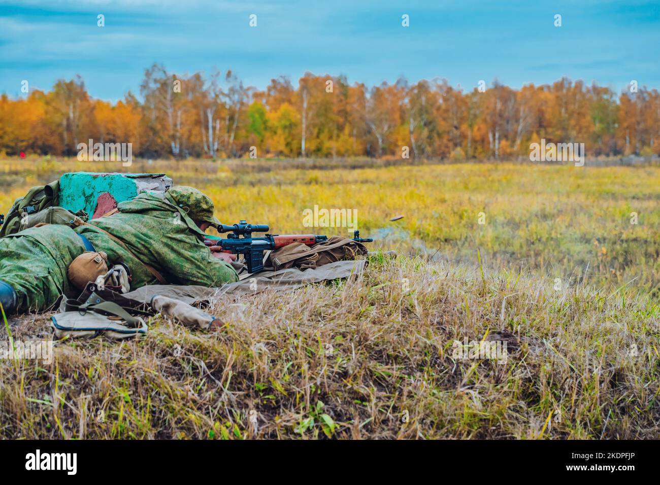 Aufnahmen im Feld. Teilnahme an einem militärischen Konflikt. Ein Hotspot. Die Kugel fliegt aus dem Fass. Ein mobilisierter Soldat aus Russland. Stockfoto