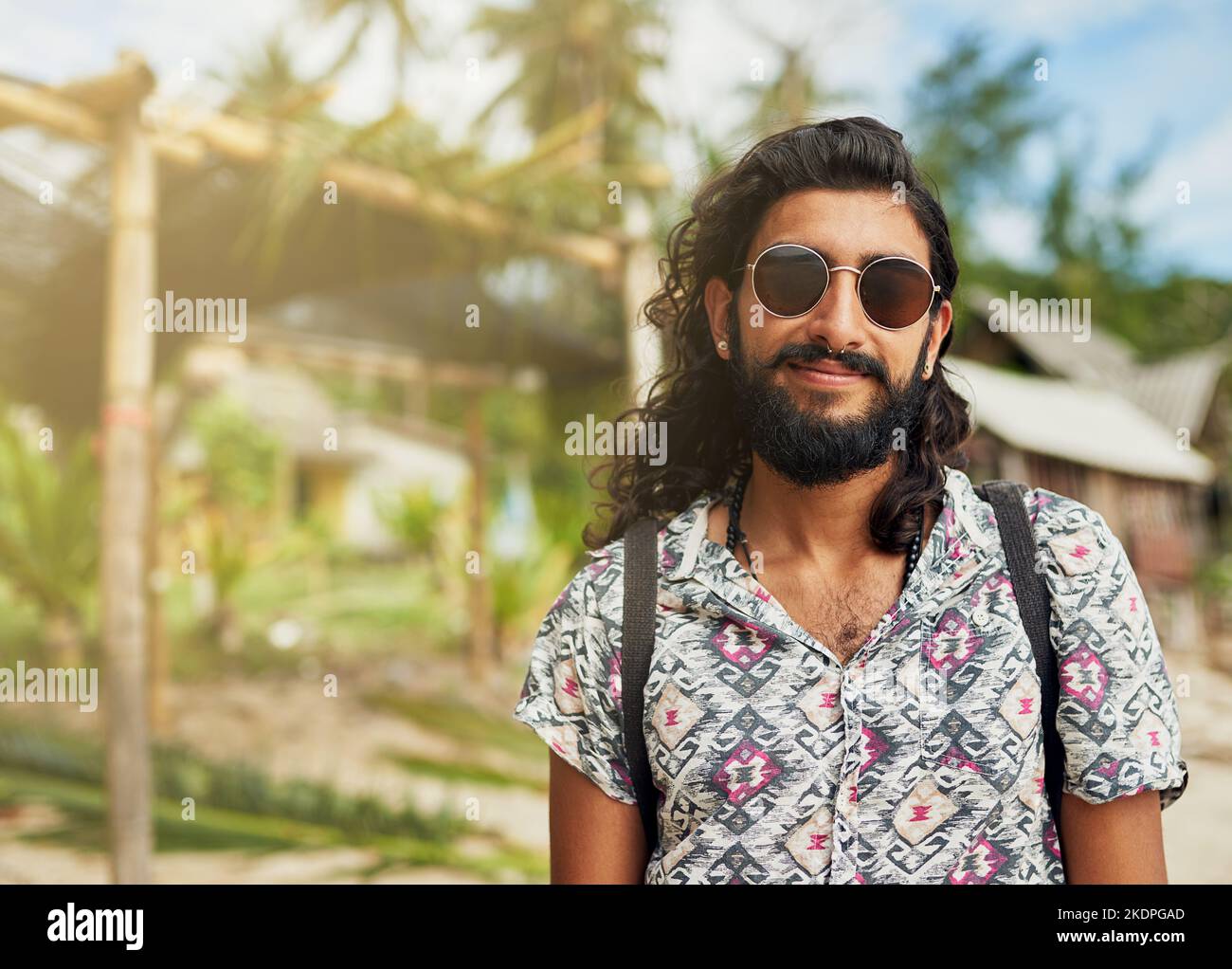 Fühlen Sie sich jetzt so entspannt. Porträt eines glücklichen jungen Reisenden, der die Sehenswürdigkeiten eines Inselurlaubs mitnimmt. Stockfoto