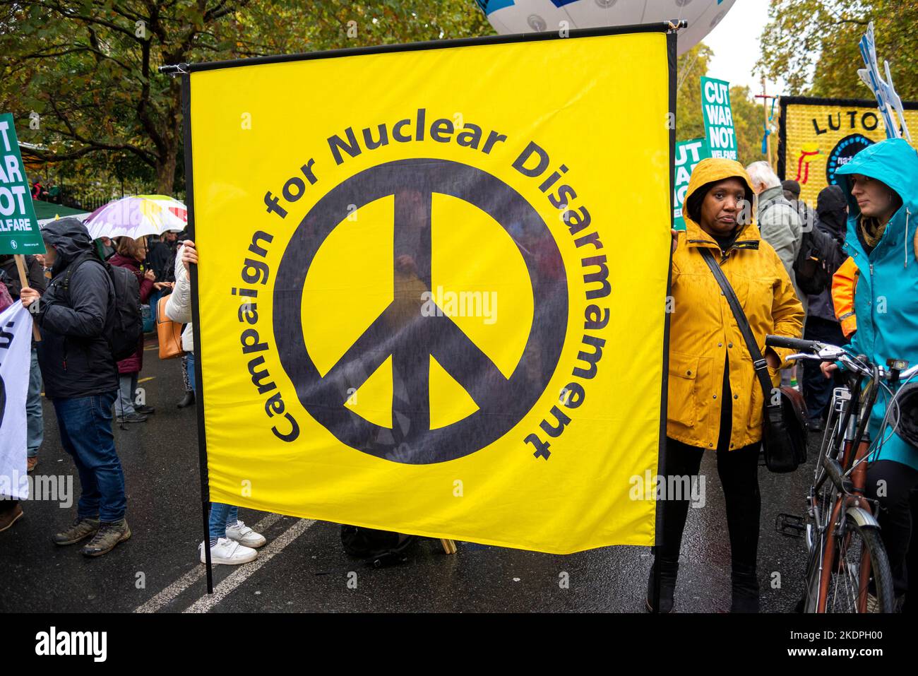 CND-Banner bei einem Protest in London gegen die Sparmaßnahmen der konservativen Regierung. Kampagne gegen Verteidigungsausgaben Stockfoto