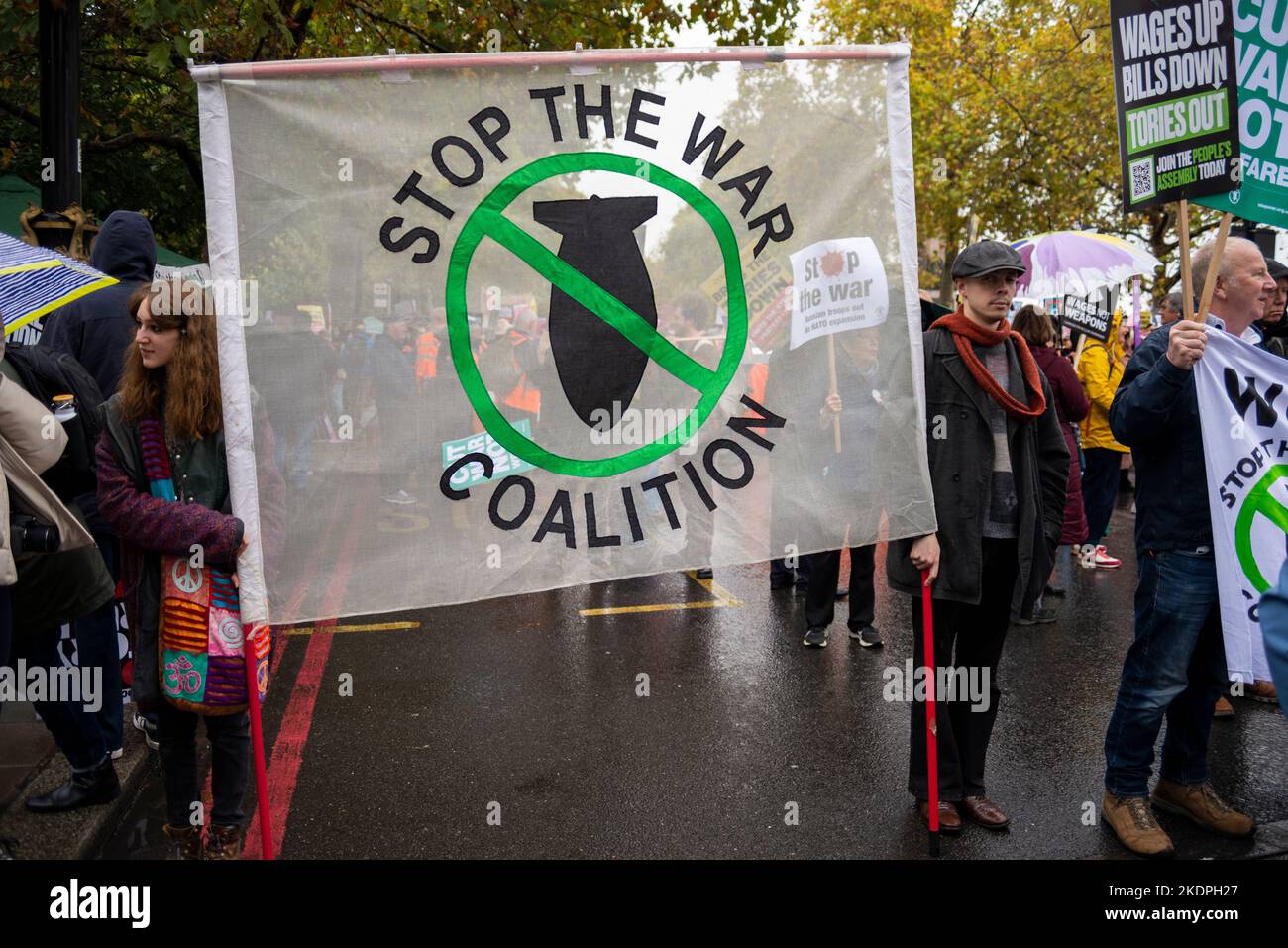 Stoppen Sie das Banner der war Coalition bei einem Protest in London gegen die Sparmaßnahmen der konservativen Regierung, die zu Parlamentswahlen aufrufen Stockfoto