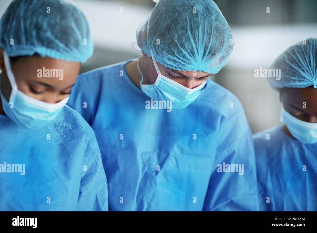 Scharfe Augen, ruhige Hände. Ein Team von Chirurgen, die einen medizinischen Eingriff in einem Operationssaal durchführen. Stockfoto