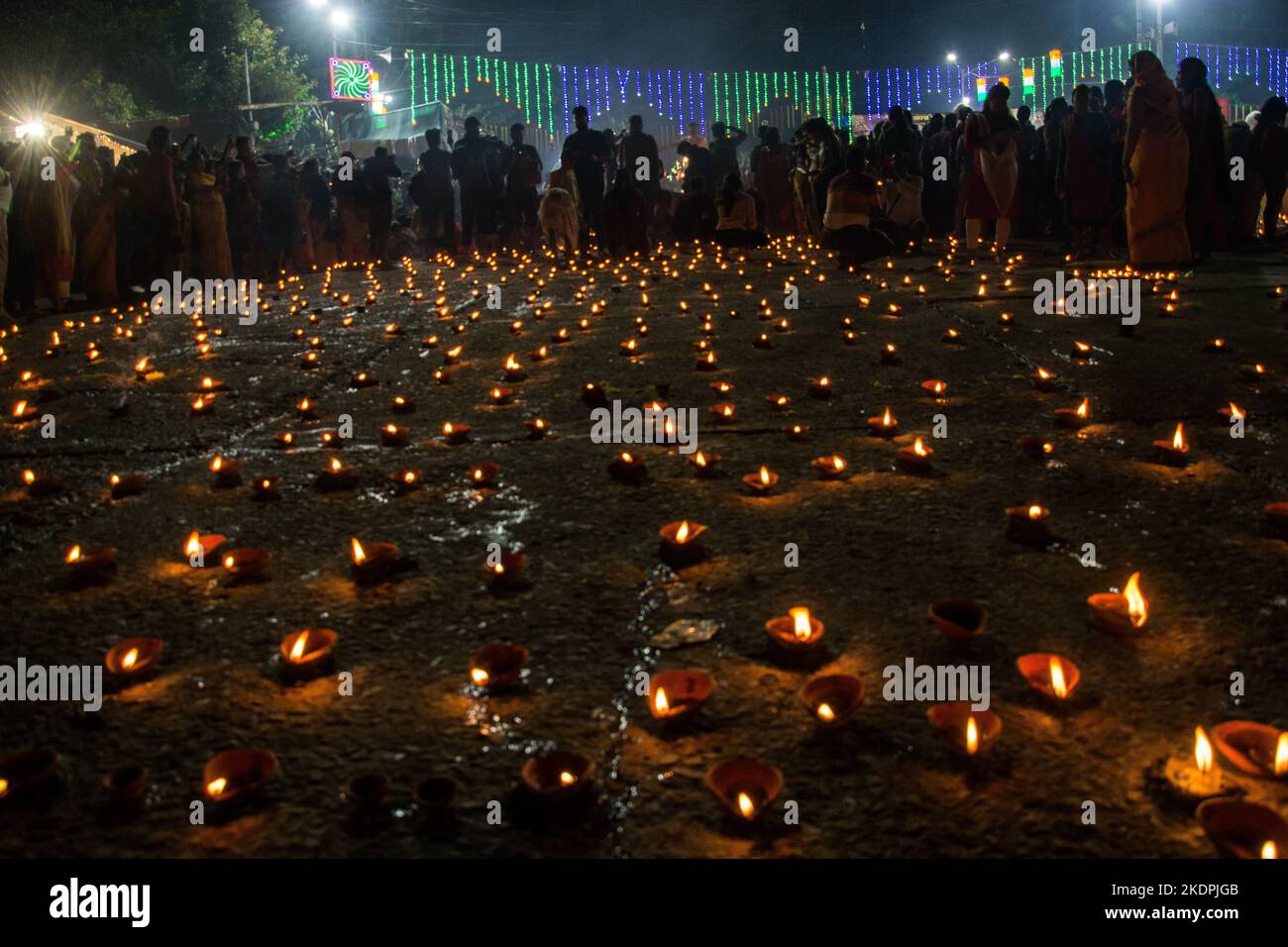 Kalkutta, Indien. 07.. November 2022. Im Sanatan Dharma hat der Vollmond des Kartik-Monats einen wichtigen Platz. Sie feiern das Fest von Dev Deepawali mit großem Pomp am Vollmondtag des Kartik-Monats. Es ist ein Glaube, dass am Tag von Dev Deepawali, eifrige Anhänger im heiligen Fluss baden wie Sri Ganga, Jamuna usw. Es wird hauptsächlich in Varanasi gefeiert, aber jetzt in Kalkutta wird es auch mit großem Pomp gefeiert. (Foto: Sudip Chanda/Pacific Press) Quelle: Pacific Press Media Production Corp./Alamy Live News Stockfoto