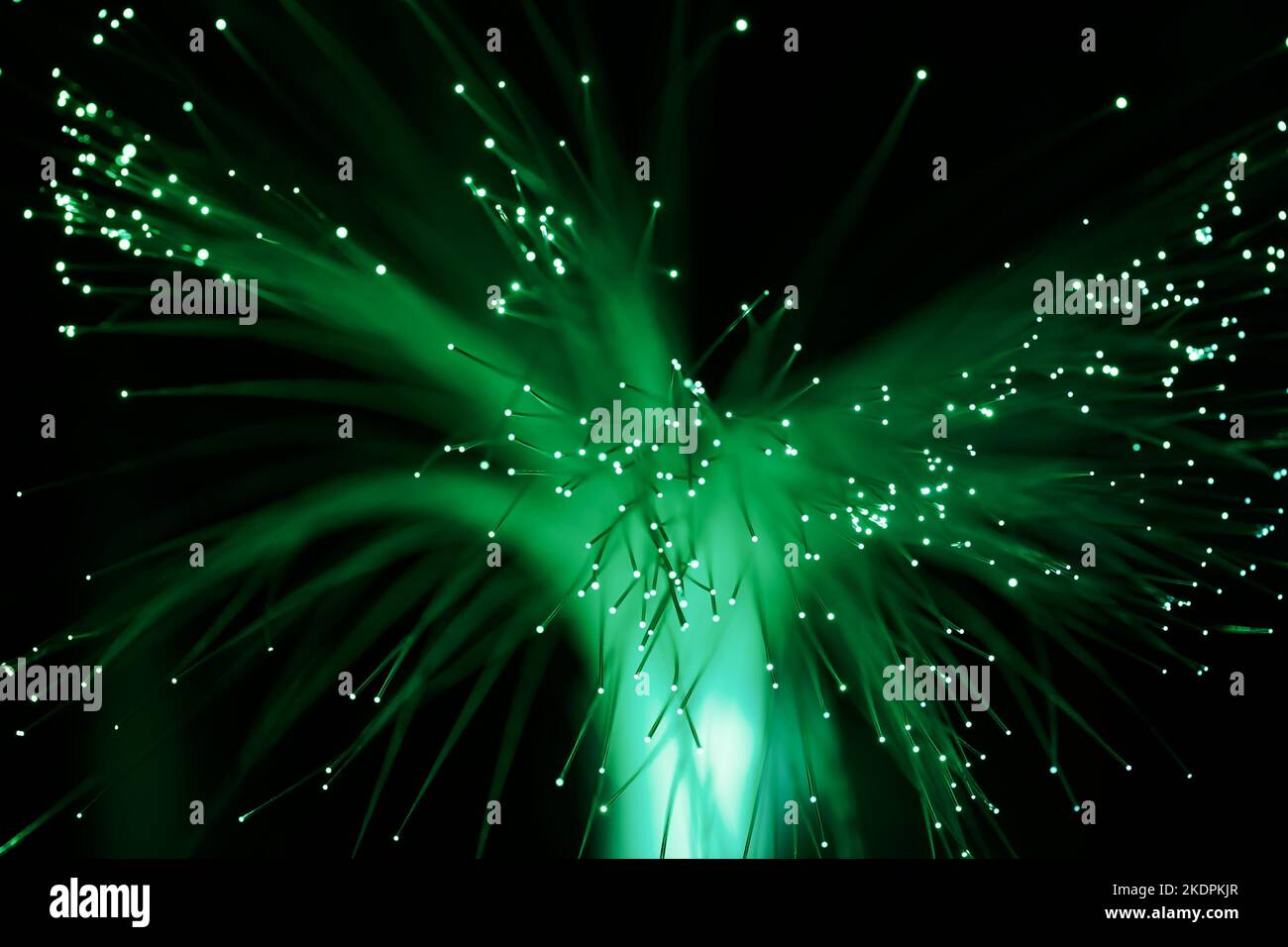 Abstrakter grüner Technologiehintergrund aus glühender Faseroptik Stockfoto Abstrakter grüner Technologiehintergrund aus glühender Faseroptik Stockfoto
