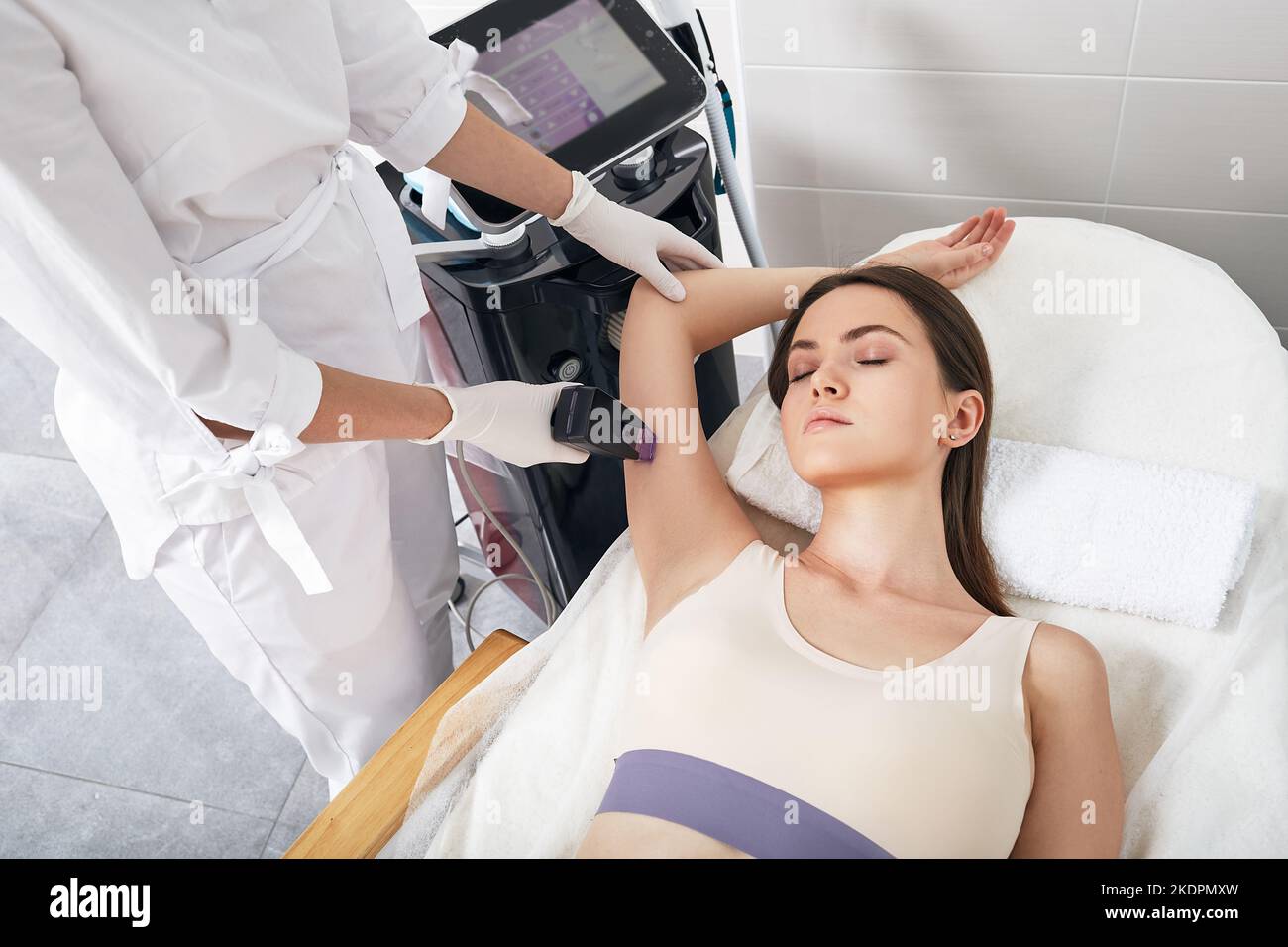 Mikroneedling Hochfrequenz-Lifting für Hände Haut und Achselhöhlen der Frau in der Kosmetologie zur Verbesserung und Straffung der Körperhaut. Achseln RF-Lift Stockfoto