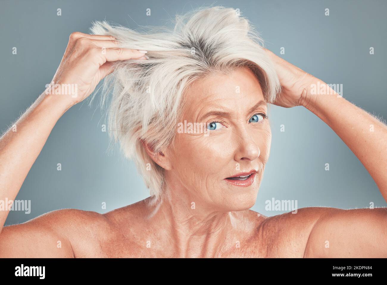 Chaotische Haare, Frau und Senior-Modell auf der Suche nach Haarpflege, Wellness und Frisur Salon geschnitten. Porträt einer älteren Person aus Amsterdam mit Bettkopf Stockfoto