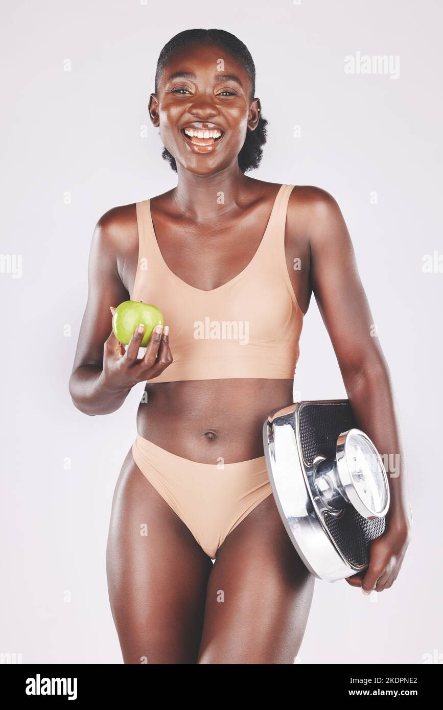 Schwarze Frau, Körper und Gewicht Gesundheit Skala Porträt für Schönheit, Hautpflege und gesunde Lebensweise Wellness. Afrikanisches Mädchen, glücklich und Fitness-Motivation Stockfoto