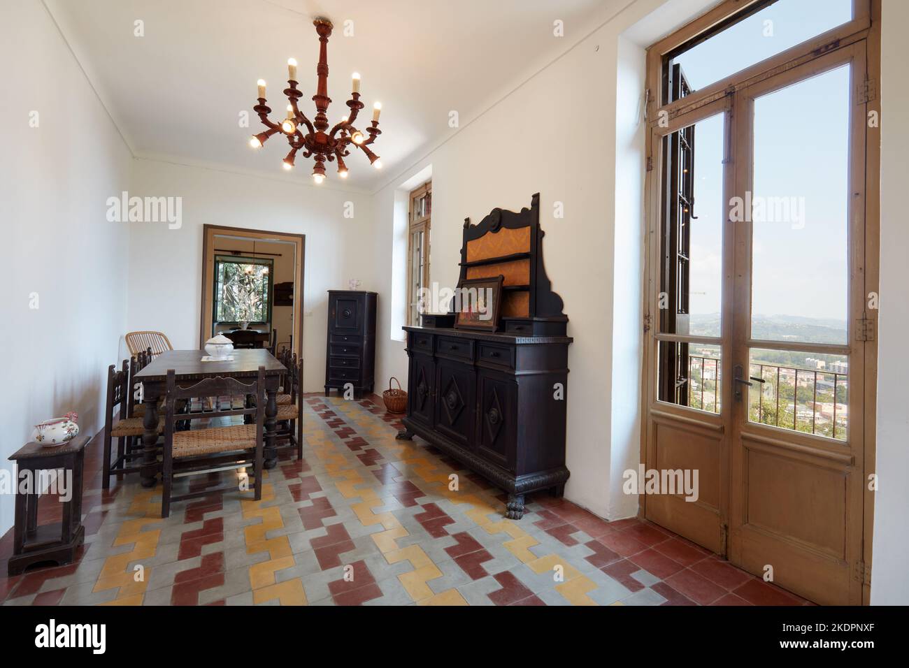 Langes Esszimmer im Apartment-Interieur im alten Landhaus Stockfoto