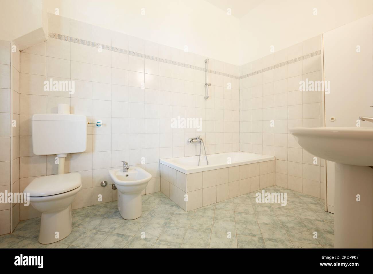 Einfaches Badezimmer in Wohnung Interieur in alten Landhaus Stockfoto