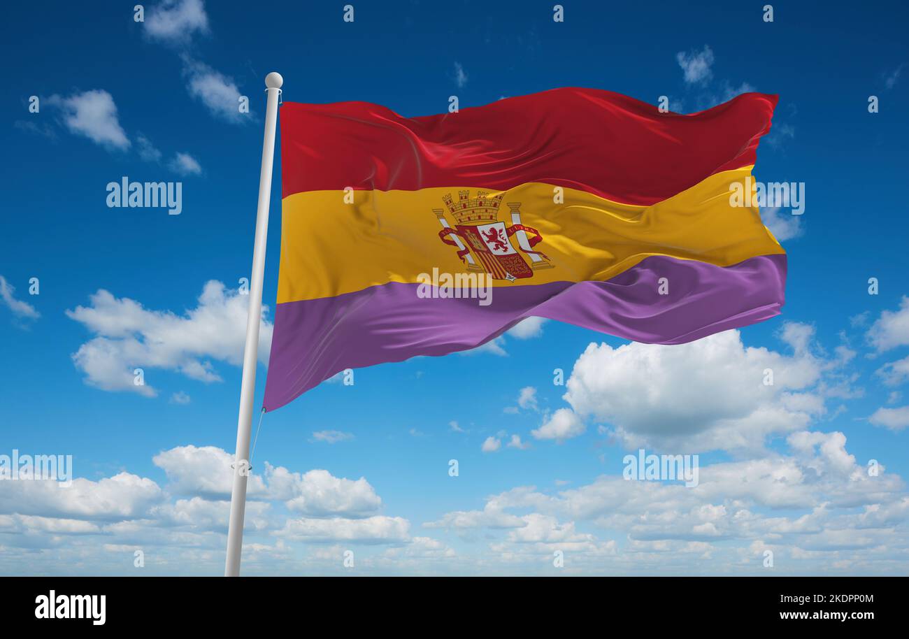 Flagge der Zweiten Spanischen Republik, Europa bei bewölktem Himmel Hintergrund. Flagge für ausgestorbenes Land, ethnische Gruppe oder Kultur, regionale Behörden. cop Stockfoto