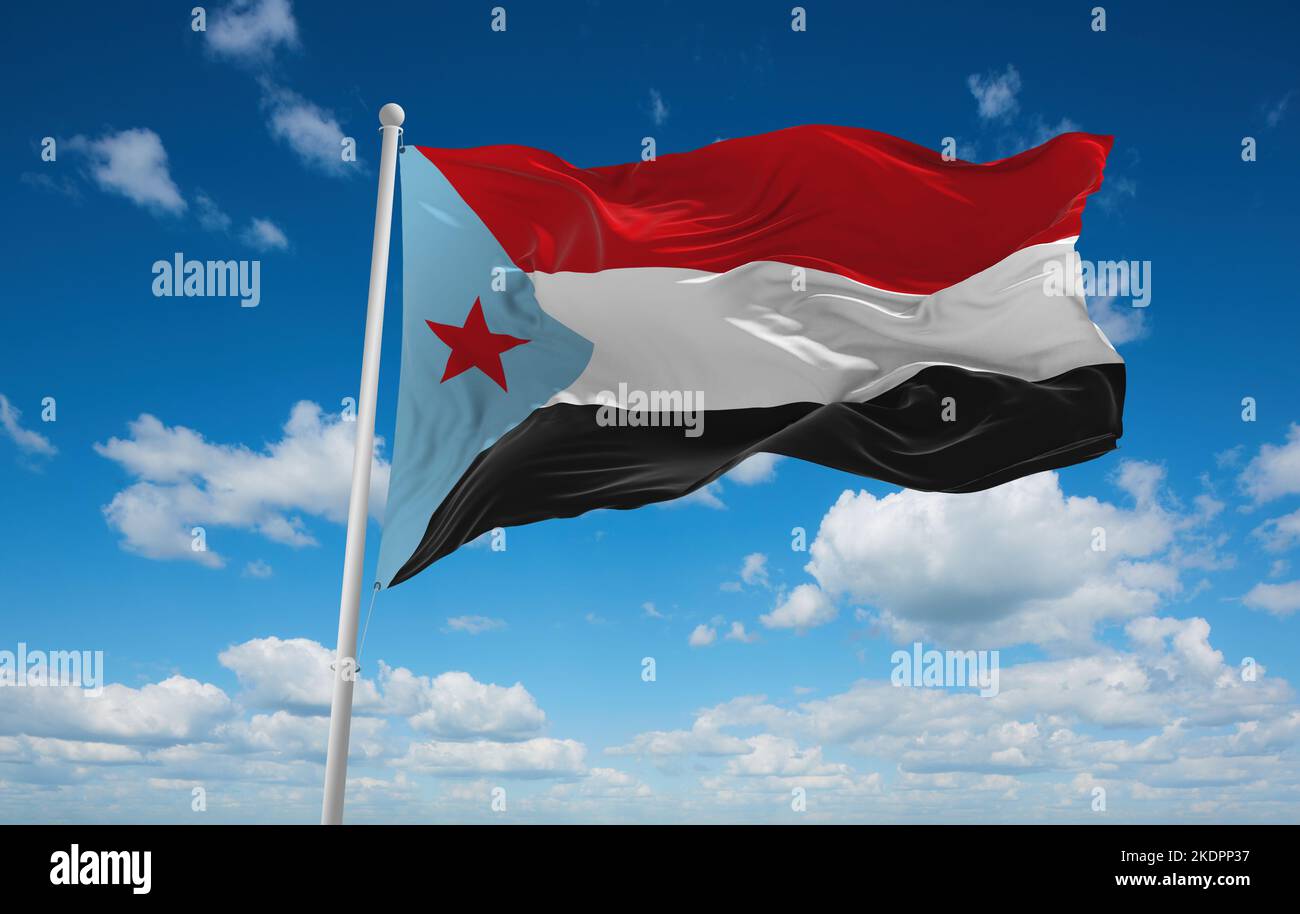 Flagge des Südjemen, asien bei wolkigen Himmel Hintergrund, Panoramablick. Flagge, die ausgestorbenes Land, ethnische Gruppe oder Kultur, regionale Behörden. c Stockfoto