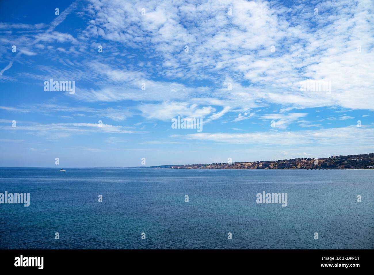 Atemberaubende Landschaft mit Klippen am Pazifik und einer dramatischen Wolkenlandschaft und einem weißen Boot. Perfekte Reise Poster Hintergrund Western California Stockfoto