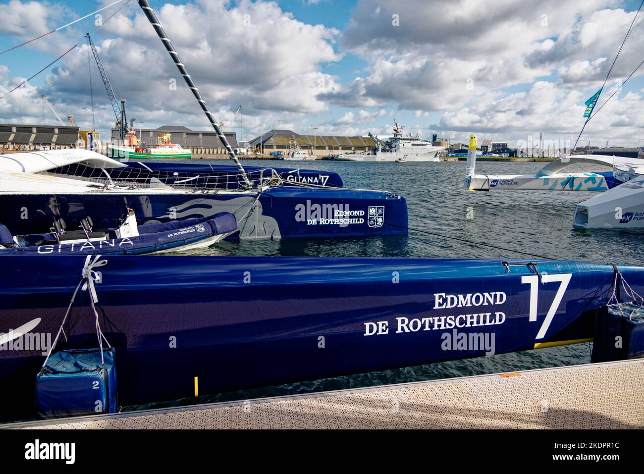 Saint-Malo, Frankreich. 4.. November 2022. Edmond de Rothschild (Gitana 17), der von Charles Caudrelier auf den Start der Route du Rhum wartet. Stockfoto