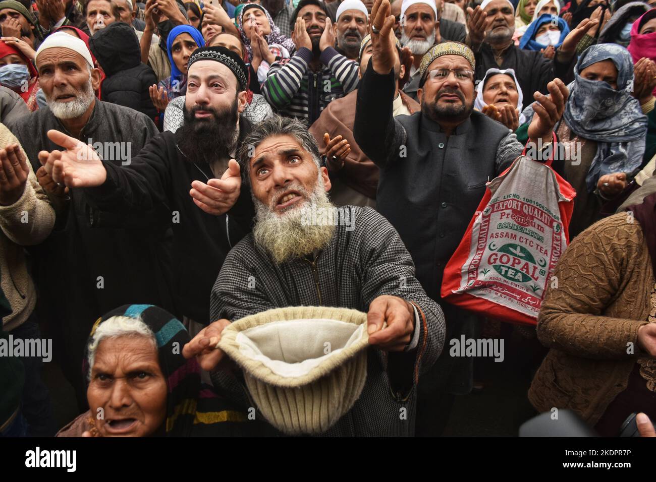 7. November 2022, Srinagar, Jammu und Kaschmir, Indien: Muslimische Frauen, die sich in Kaschmir hingeben, weinen während sie beten, während ein Priester vor seinem Schrein in Srinagar, dem von Indien kontrollierten Kaschmir, ein Relikt des heiligen Sufi-Scheich Syed Abdul Qadir Jeelani zeigt, Montag, 7. November 2022. Hunderte von Anhängern haben sich zum 11-tägigen Fest, das den Todestag des sufi-heiligen feiert, am Schrein versammelt. (Bild: © Mubashir Hassan/Pacific Press via ZUMA Press Wire) Stockfoto