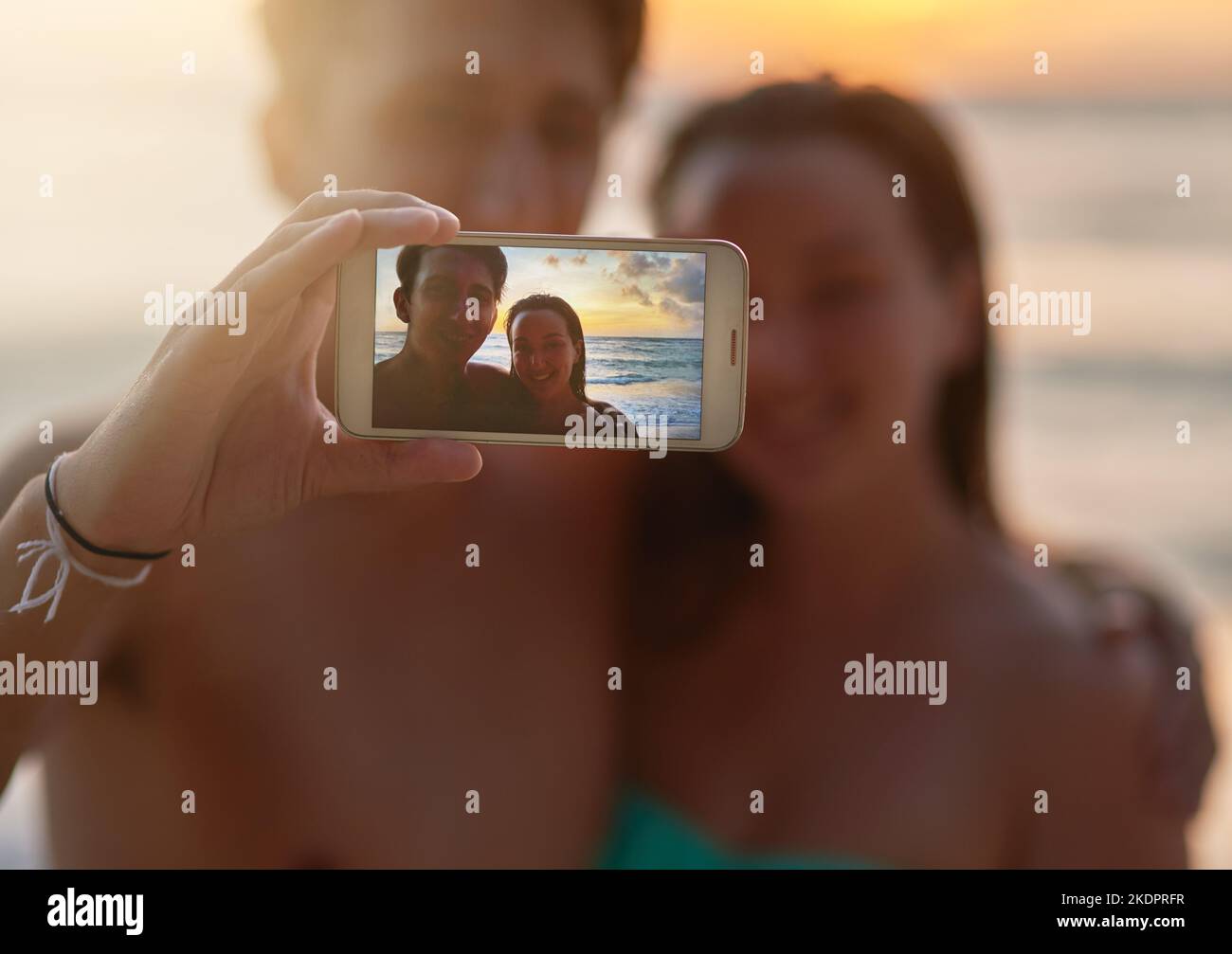Ein weiterer Sommer-Schnappschuss. Ein junges Paar, das ein Selfie am Strand gemacht hat. Stockfoto