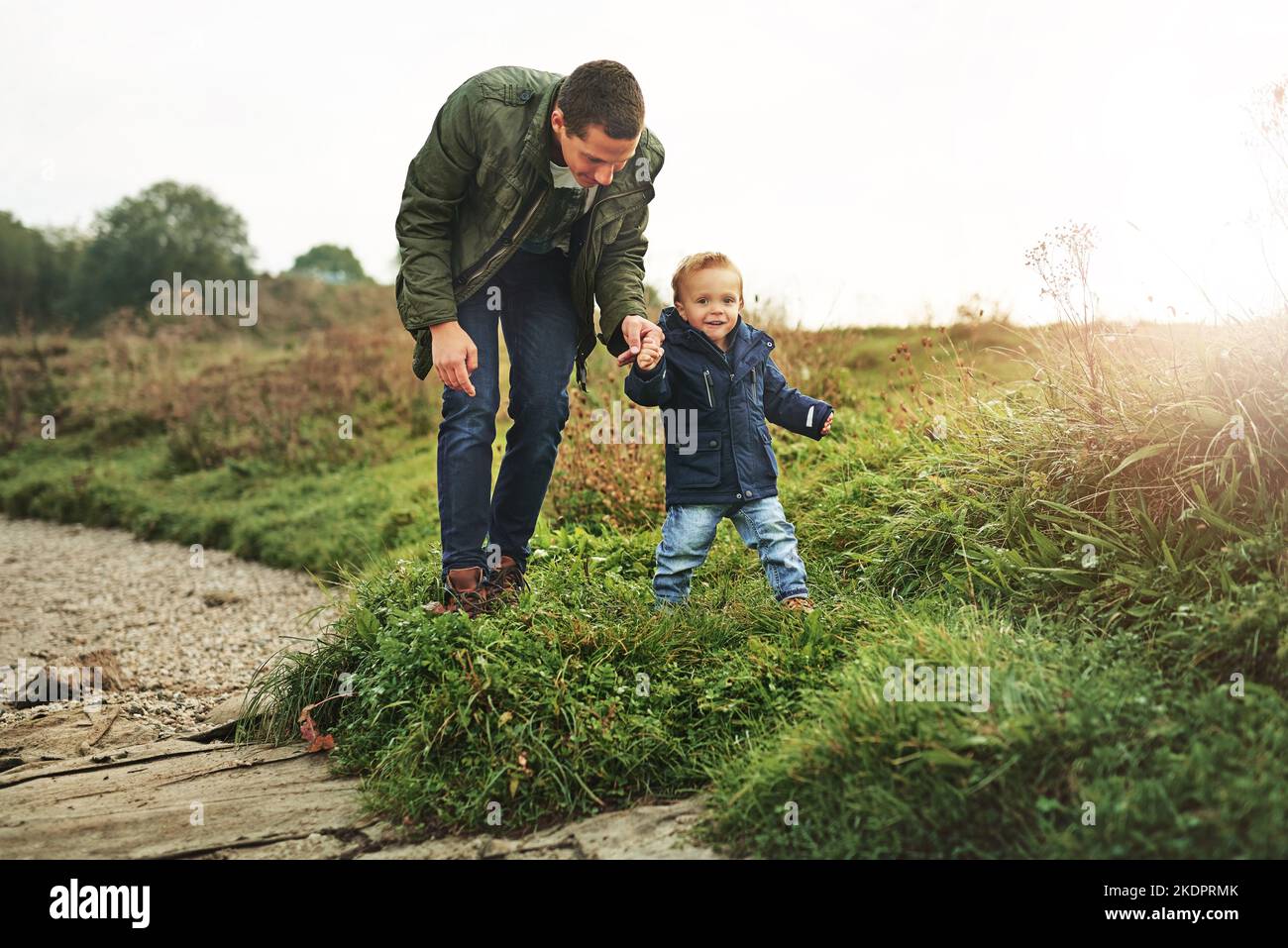 Es sind ihre Jungs Tag aus. Ein Vater für einen Spaziergang mit seinem kleinen Sohn. Stockfoto