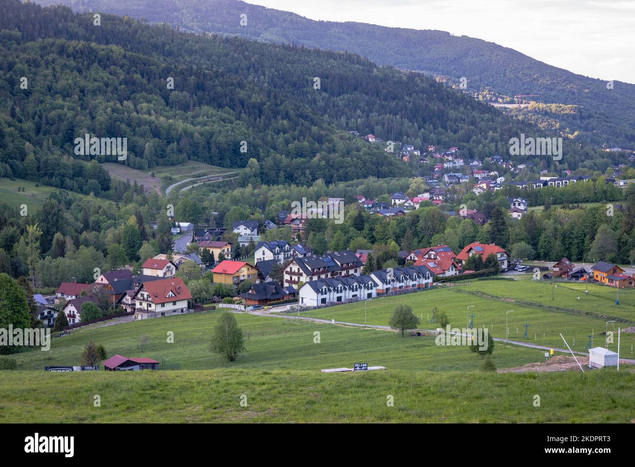 Luftaufnahme der Stadt Szczyrk in den schlesischen Beskiden-Bergen, Kreis Bielsko, Woiwodschaft Schlesien in Südpolen Stockfoto