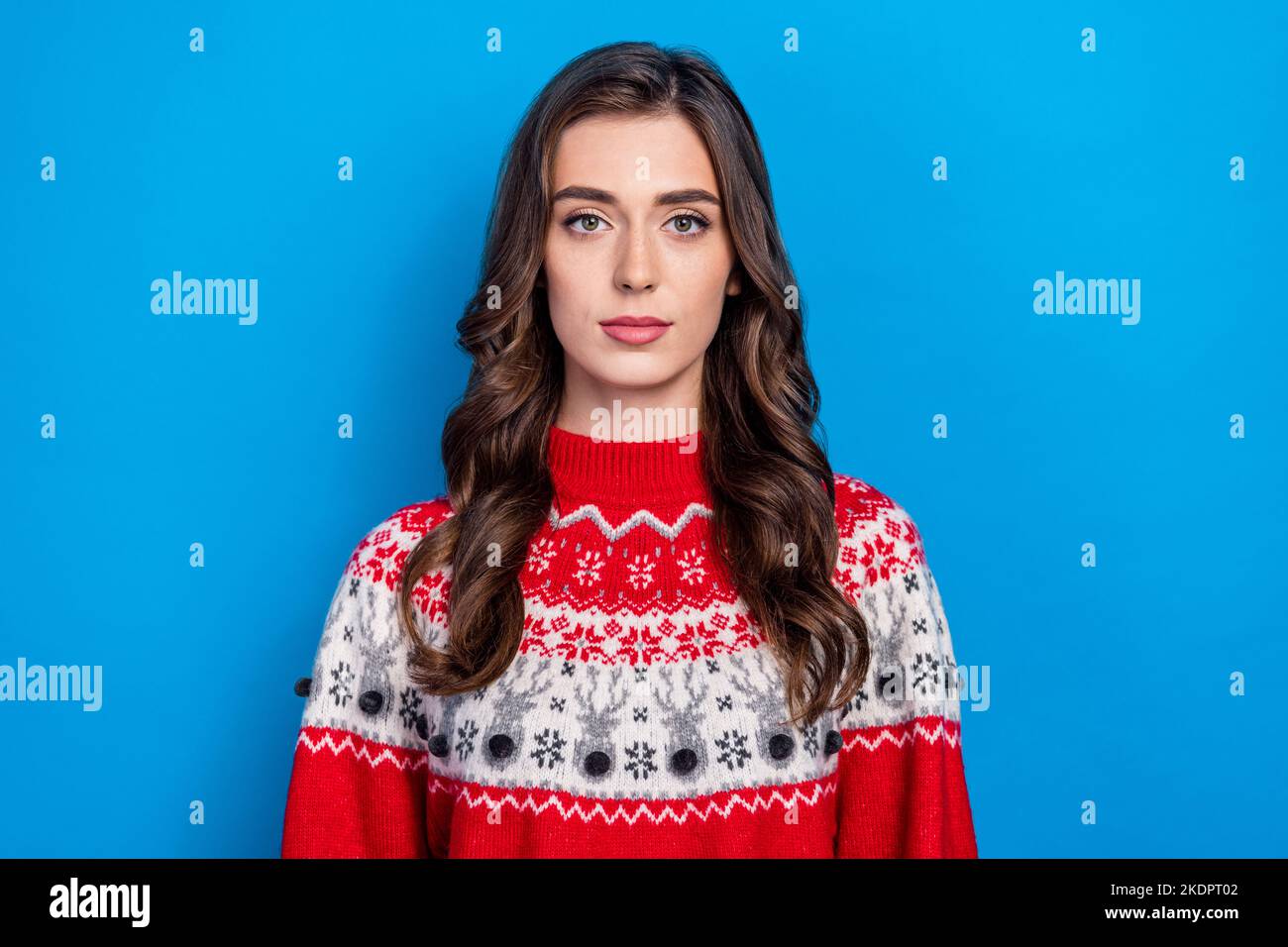 Foto von attraktiven nette Dame ruhiges Gesicht gekleidet rot Neujahr warm gemütlich Komfort Outfit Kleidung auf blauem Hintergrund isoliert Stockfoto