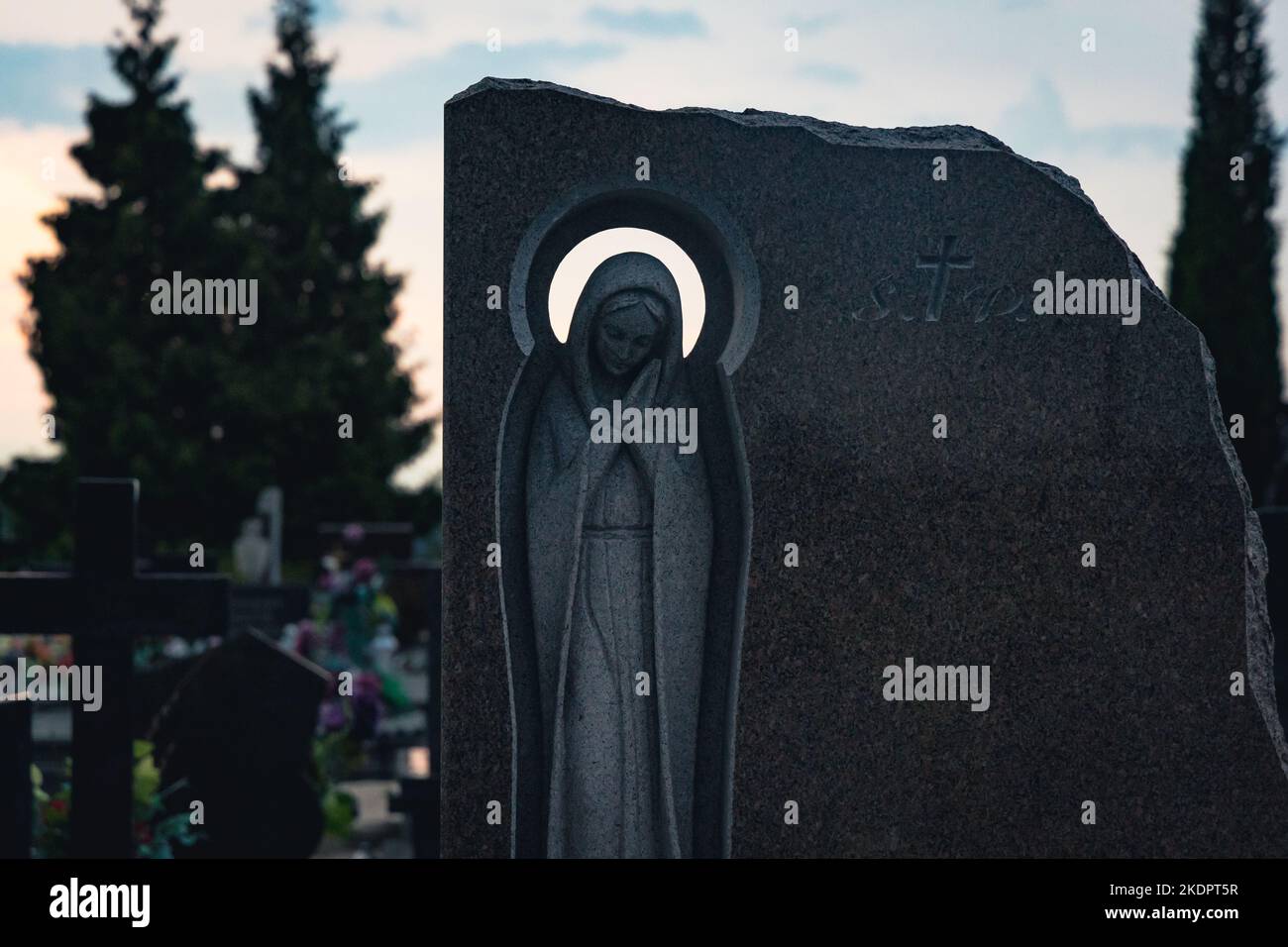 Grab auf dem Friedhof im Dorf Rogow, Kreis Brzeziny in der Woiwodschaft Lodz in Mittelpolen Stockfoto