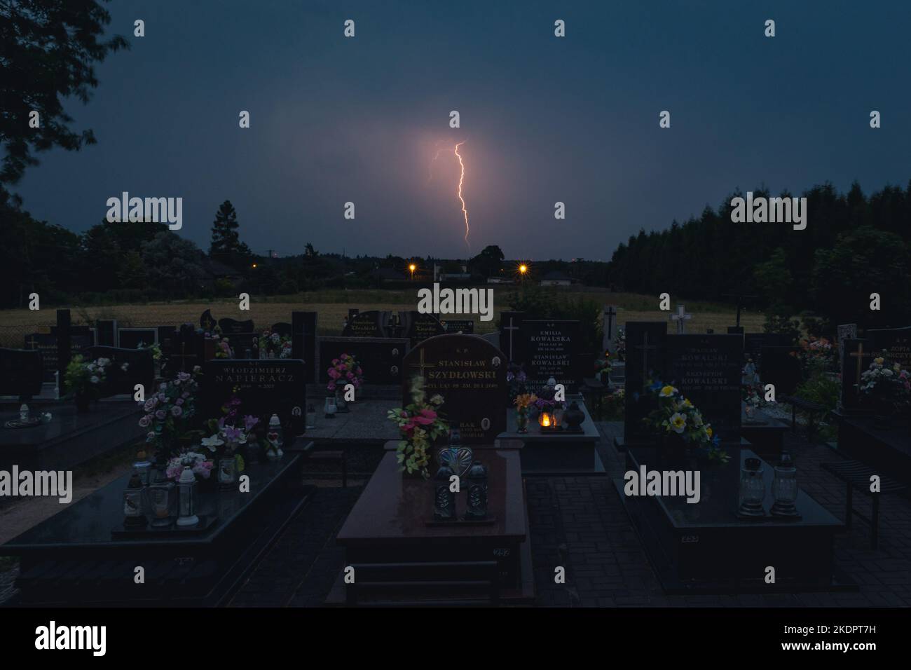 Friedhof im Dorf Rogow, Kreis Brzeziny in der Woiwodschaft Lodz in Mittelpolen Stockfoto