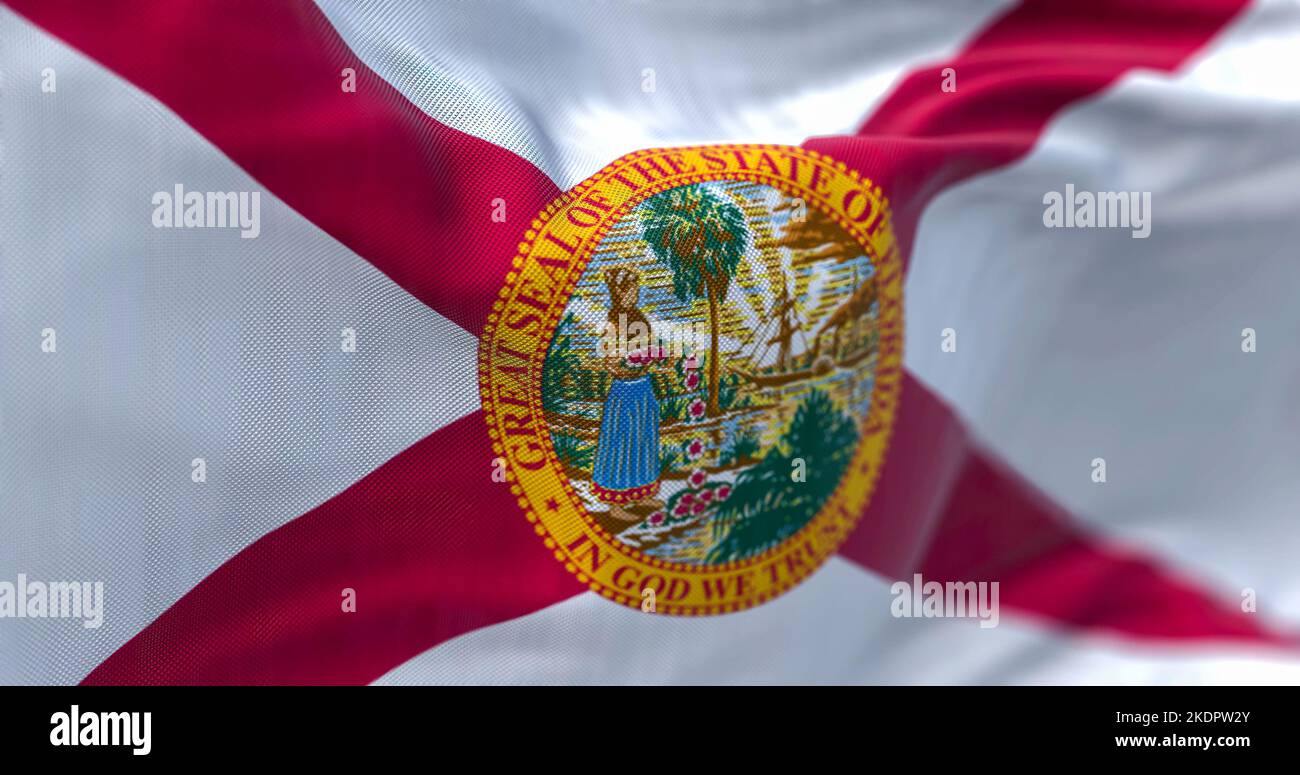 Nahaufnahme der Florida State Flag, die im Wind winkt. Florida ist ein Staat der Vereinigten Staaten von Amerika. Texturierter Hintergrund aus Stoff. Selektiv Stockfoto