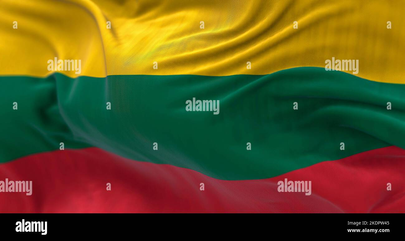 Nahaufnahme der litauischen Nationalflagge, die im Wind winkt. Die Republik Litauen ist ein Land im baltischen Raum Europas. Stofftextur Stockfoto