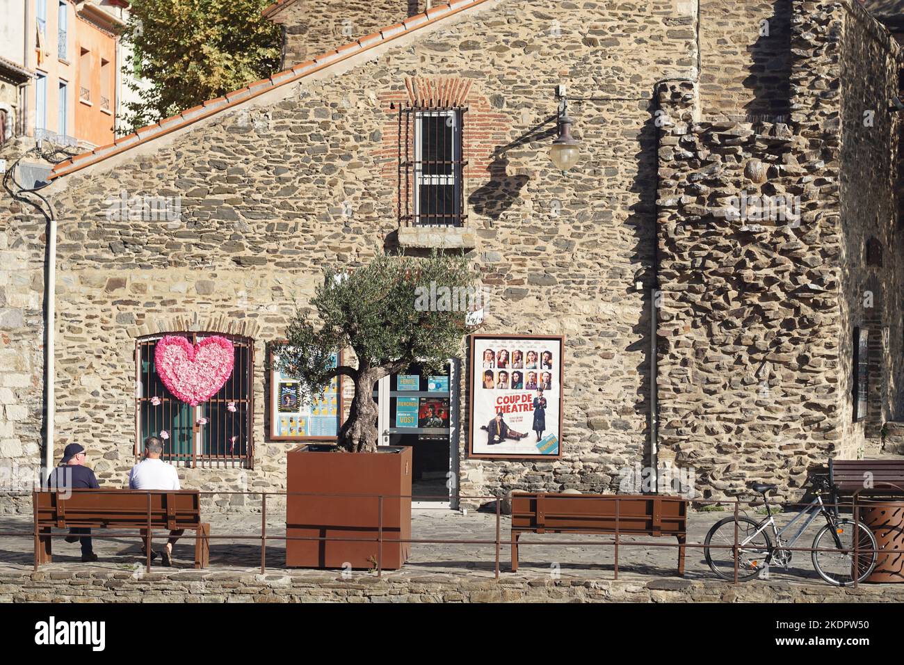 Collioure, Frankreich - Oktober 2022; zwei Menschen sitzen auf einer Bank im Freien in einer Stadt am Mittelmeer Stockfoto