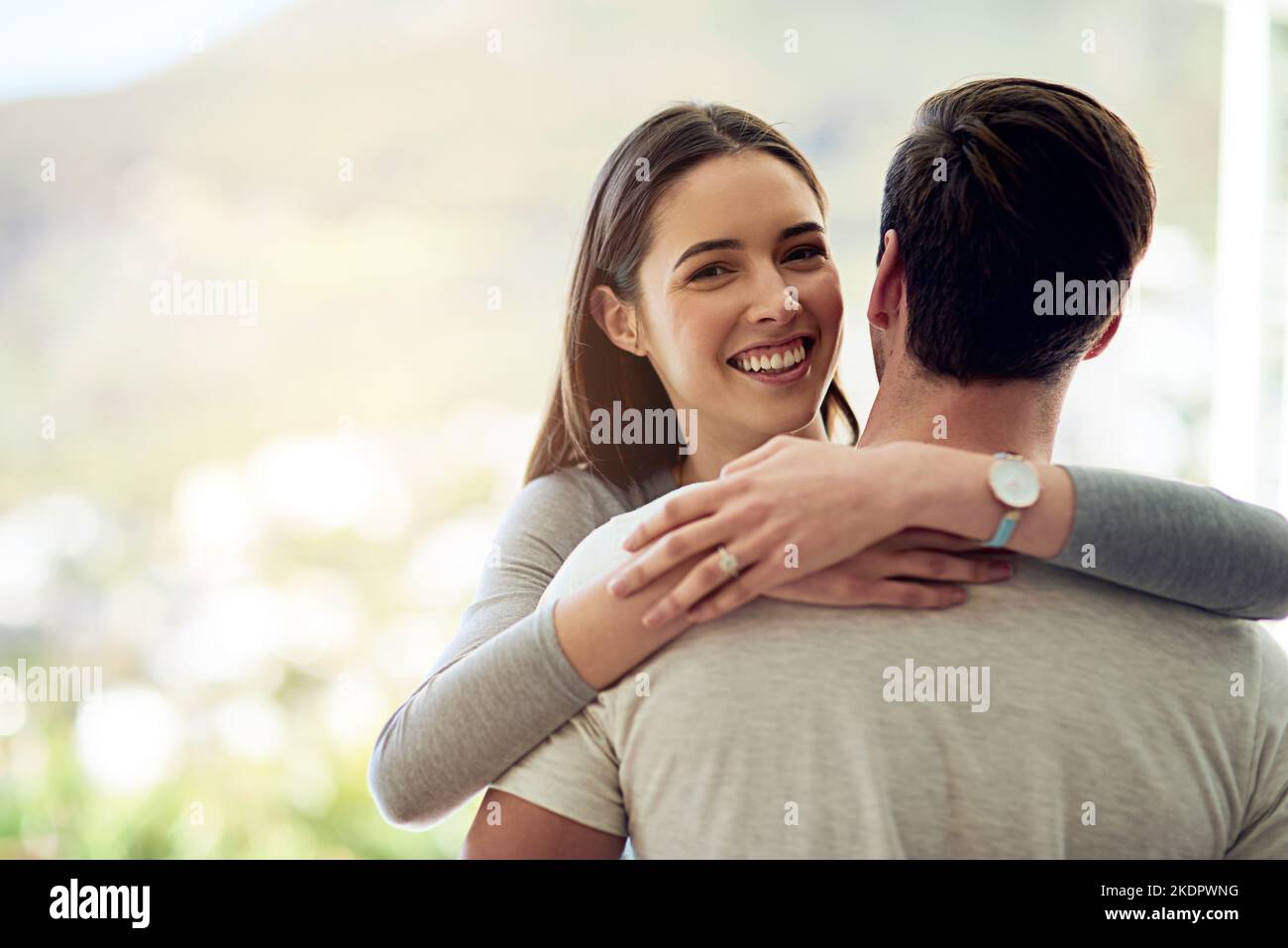 Ich fand meine Liebe auf den ersten Blick. Porträt eines glücklichen jungen Paares in liebevoller Umarmung. Stockfoto