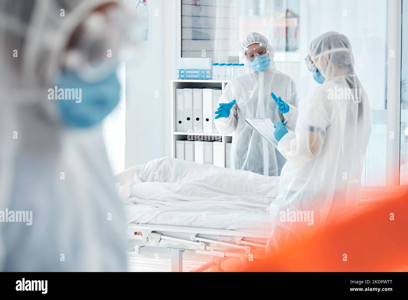 Covid, Todesfall und Ärzte schreiben in einem Krankenhaus Bericht für Compliance, Ursache und Aufzeichnungen in einem Raum. Dokumente, toter Körper und medizinisches Team diskutieren Stockfoto