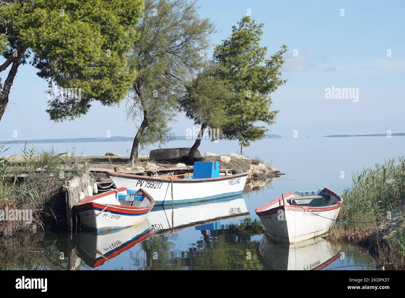 Saint-Hippolyte, Frankreich - Oktober 2022; kleine, farbenfrohe Fischerboote aus Holz, die in der Nähe der Lagune in der Nähe der Mittelmeerküste vor Anker liegen Stockfoto