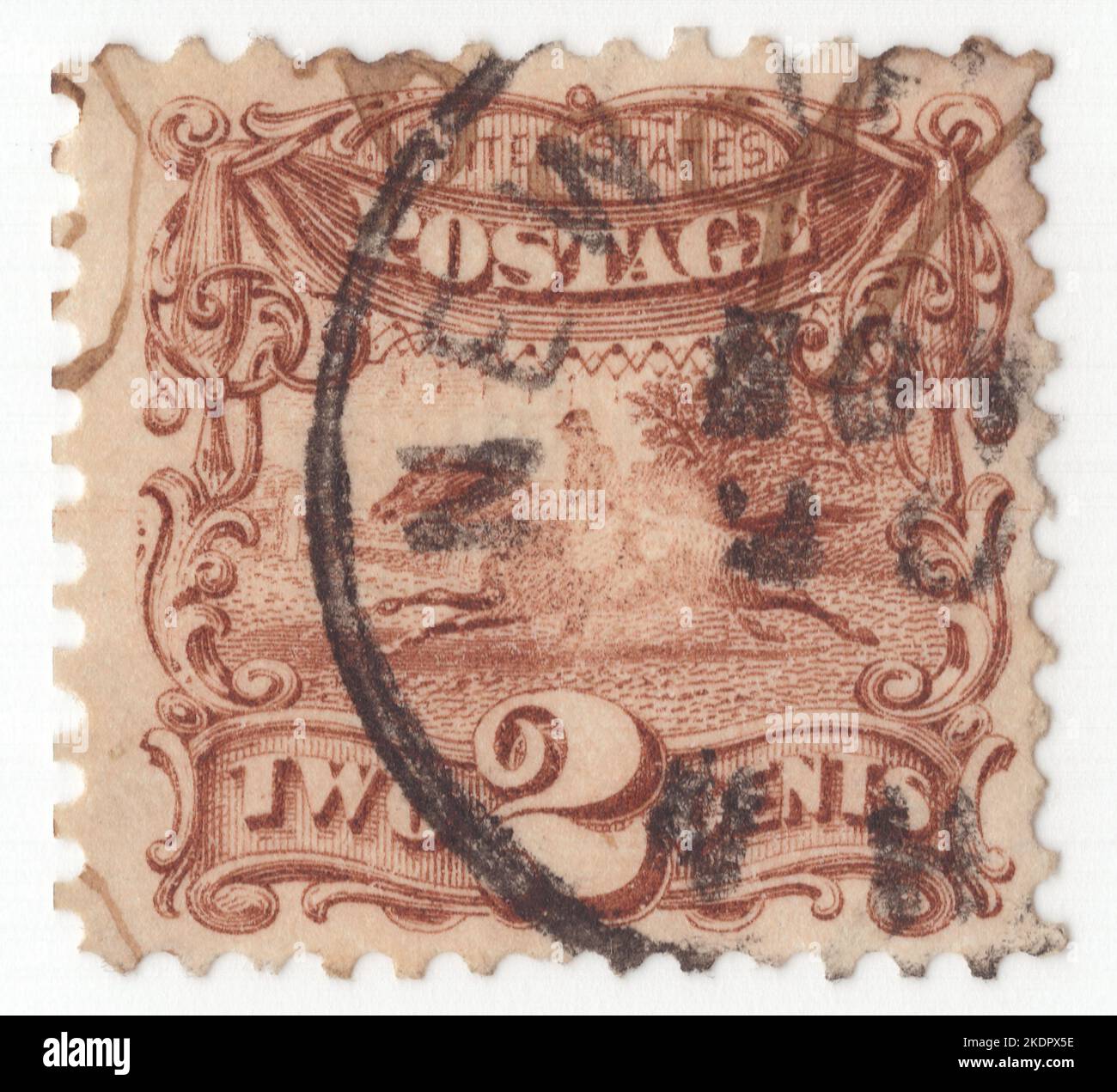 USA - 1869: Eine 2 Cent braune Briefmarke, die Post Horse and Rider zeigt. Post Riders oder Postriders beschreibt ein Postzustellungssystem für Pferde und Reiter, das zu verschiedenen Zeiten und an verschiedenen Orten im Laufe der Geschichte existierte. Der Begriff ist in der Regel für Fälle reserviert, in denen ein Netz regelmäßig geplanter Dienste unter einem gewissen Grad der zentralen Verwaltung durch das staatliche oder staatliche Lizenzmonopol bereitgestellt wurde Stockfoto