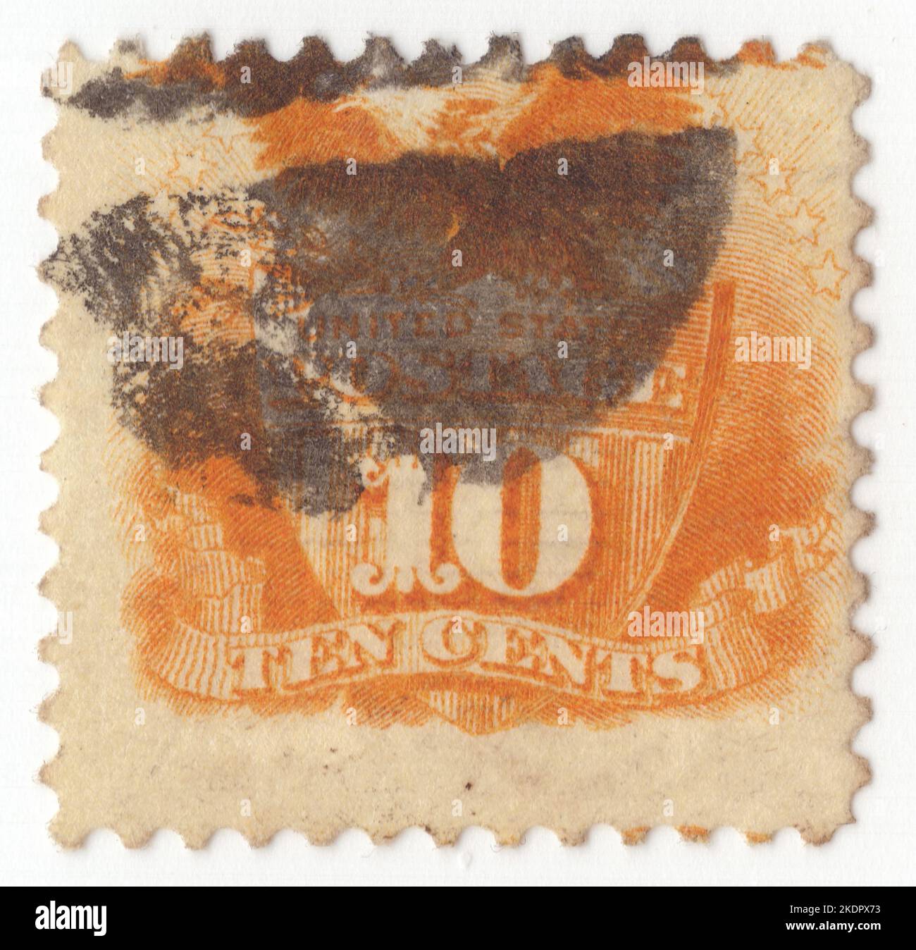 USA - 1869: Eine gelbe Briefmarke mit 10 Cent Darstellung von Schild und Adler. Der amerikanische Adler (Weißadler) hält in seinen Krallen einen Schild mit der Aufschrift 'United States Postage' und einer Nominalfigur Stockfoto