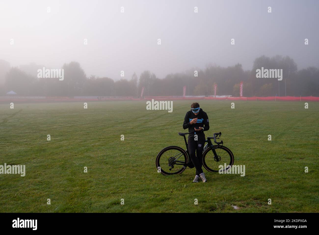 Der belgische Coach Sven Vanthourenhout steht auf einem nebligen Feld beim UCI Cyclocross World Cup Tábor Stockfoto