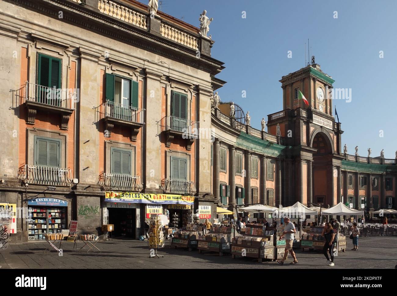 Akademische Bücherstände in der Nähe der Schule Convitto Nazionale Vittorio Emanuele II, Piazza Dante, Neapel, Italien. Stockfoto