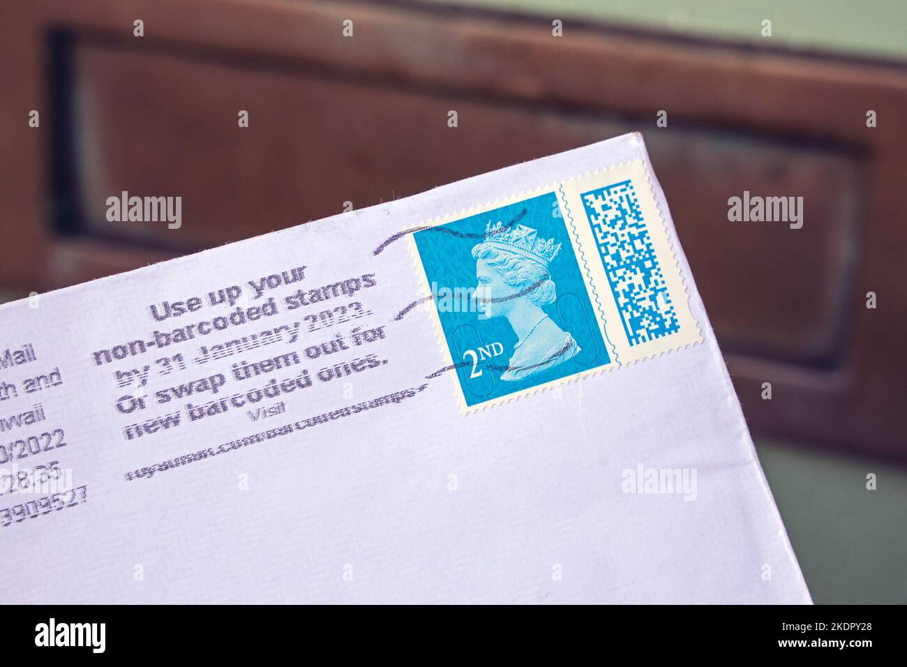 Eine Warnung, nicht mit einem Barcode versehene Stempel auf dem frank einer zweiten Klasse zu verwenden. Es zeigt noch Königin Elizabeth II Stockfoto
