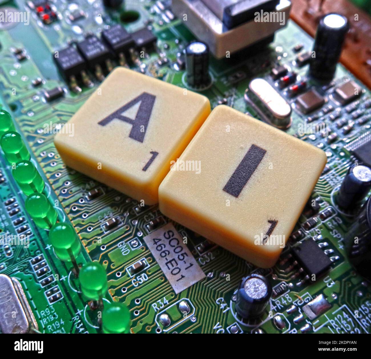 AI - Künstliche Intelligenz - Scrabble Buchstaben / Wort auf einer elektronischen Leiterplatte Stockfoto