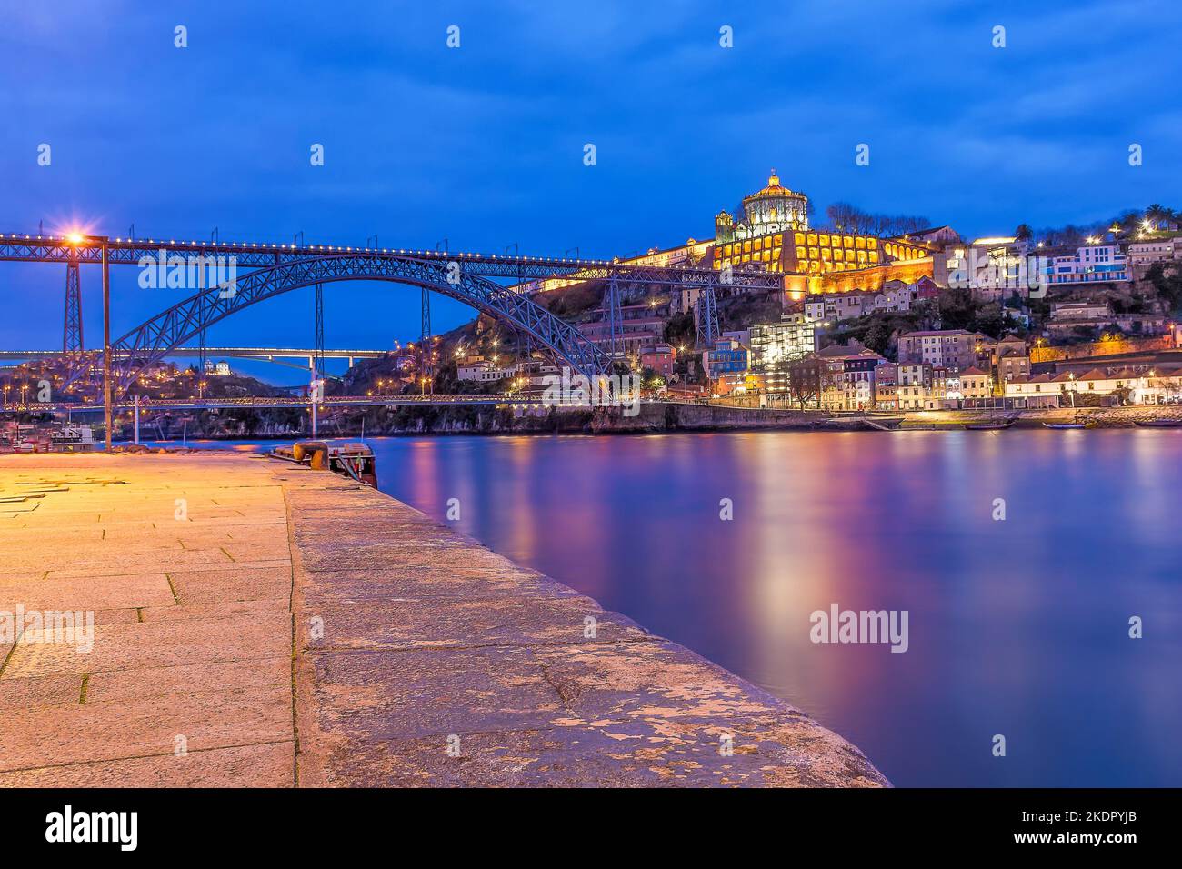 Schöner Blick auf Porto am Sommerabend vor dramatischem Himmel Stockfoto