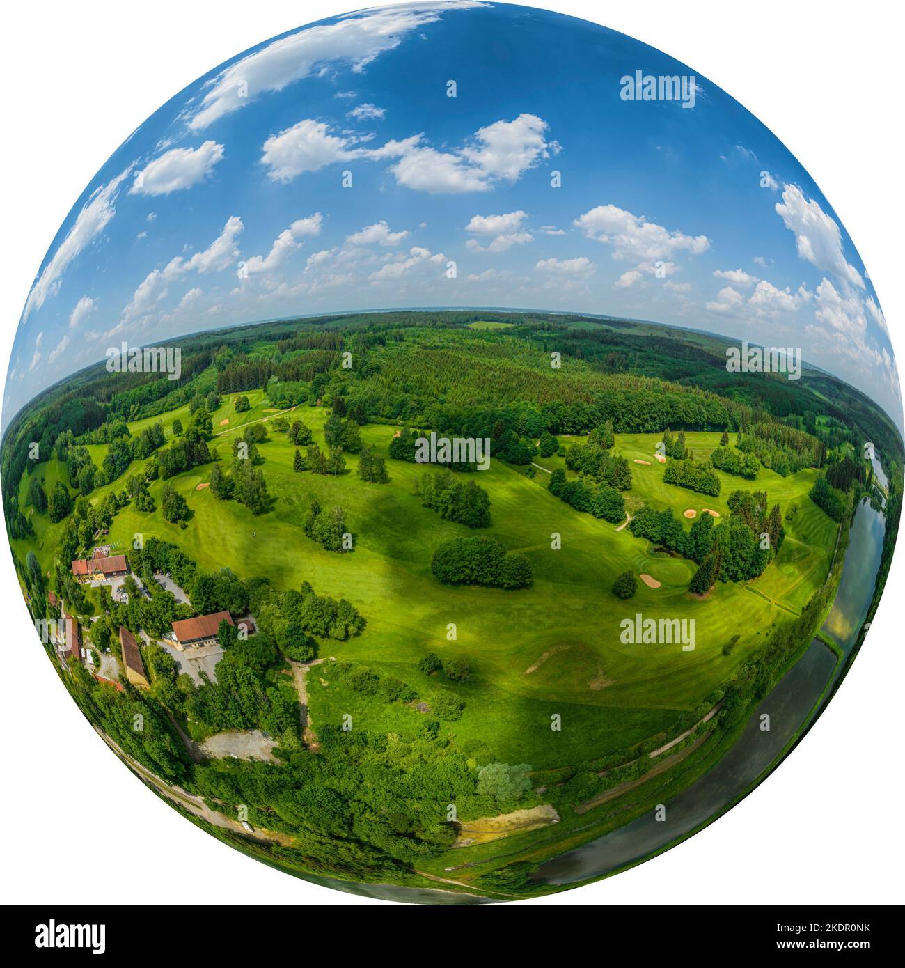 Luftaufnahme zu den westlichen Wäldern rund um Burgwalden und seinem idyllischen Parkland-Golfplatz Stockfoto