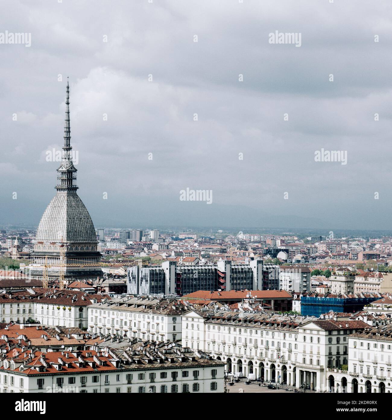 Turin, Italien. 12. April 2019. Die Stadt Turin und die Mole Antoneliana vom Hügel Monte dei Cappuccini aus gesehen Stockfoto