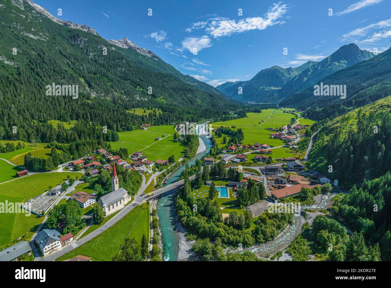 Das schön gelegene kleine Dorf Häselgehr im Tiroler Lechtal von oben Stockfoto