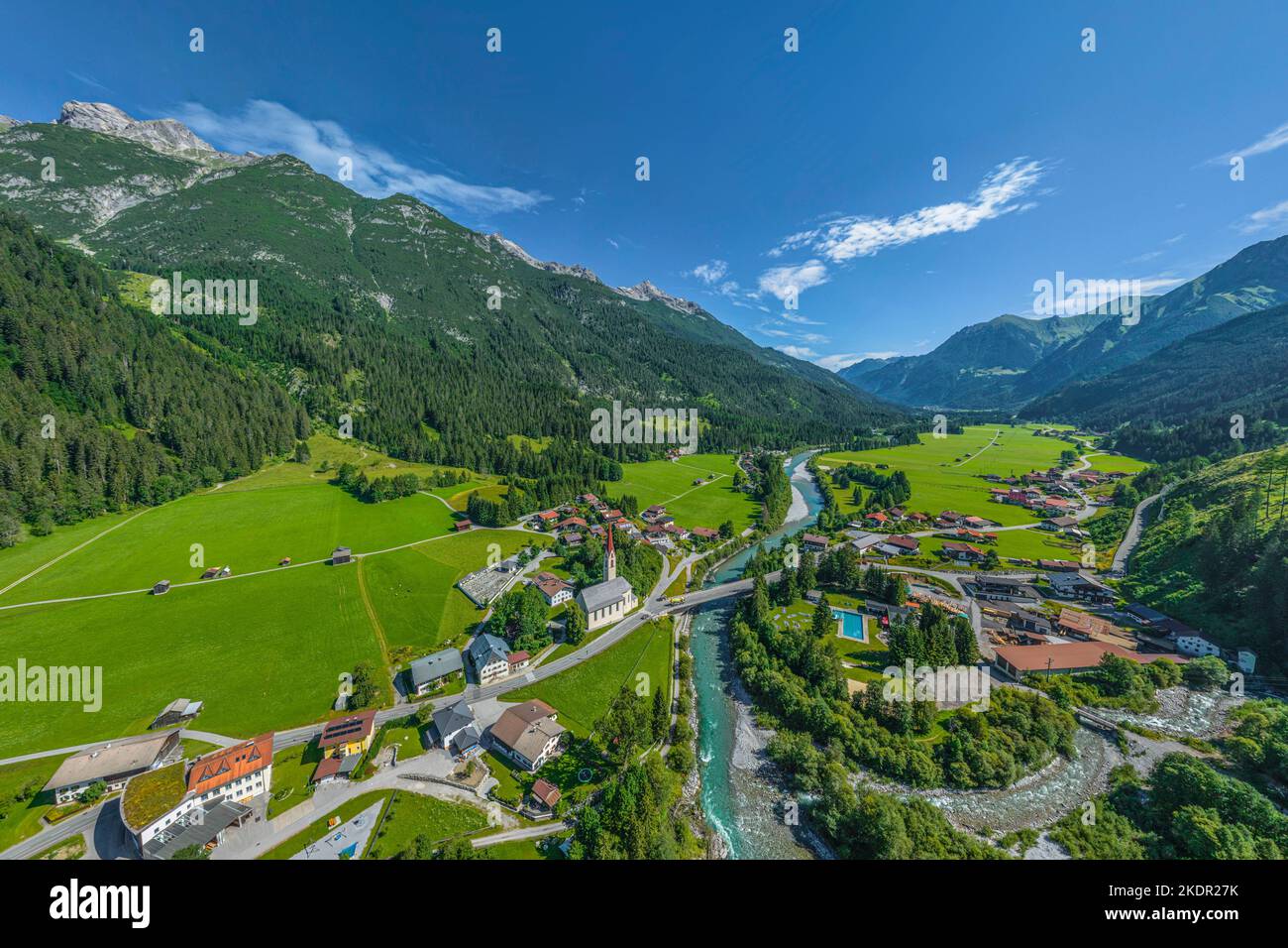 Das schön gelegene kleine Dorf Häselgehr im Tiroler Lechtal von oben Stockfoto