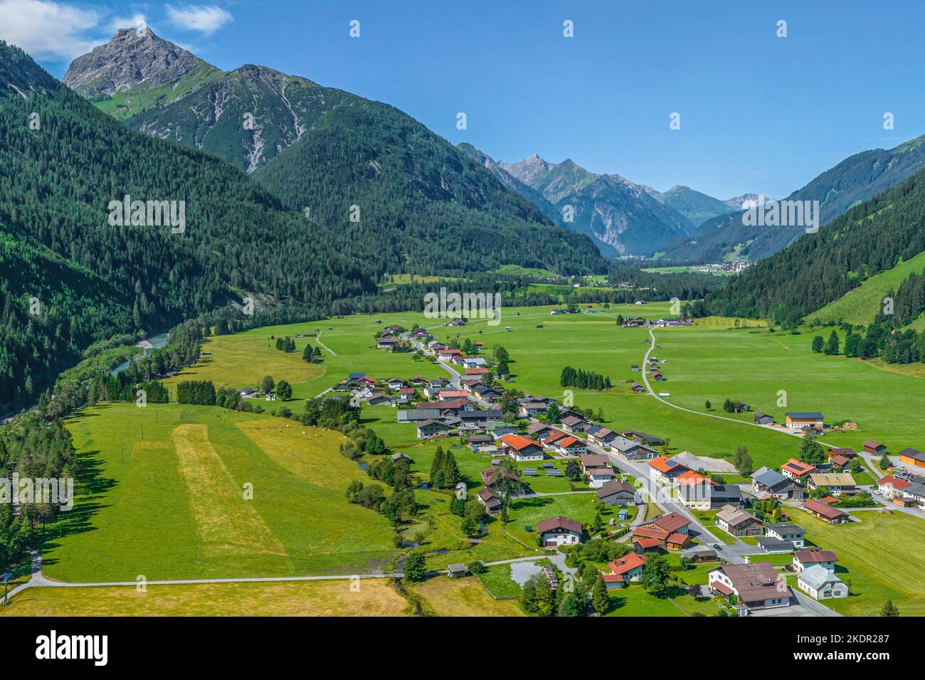 Das schön gelegene kleine Dorf Häselgehr im Tiroler Lechtal von oben Stockfoto