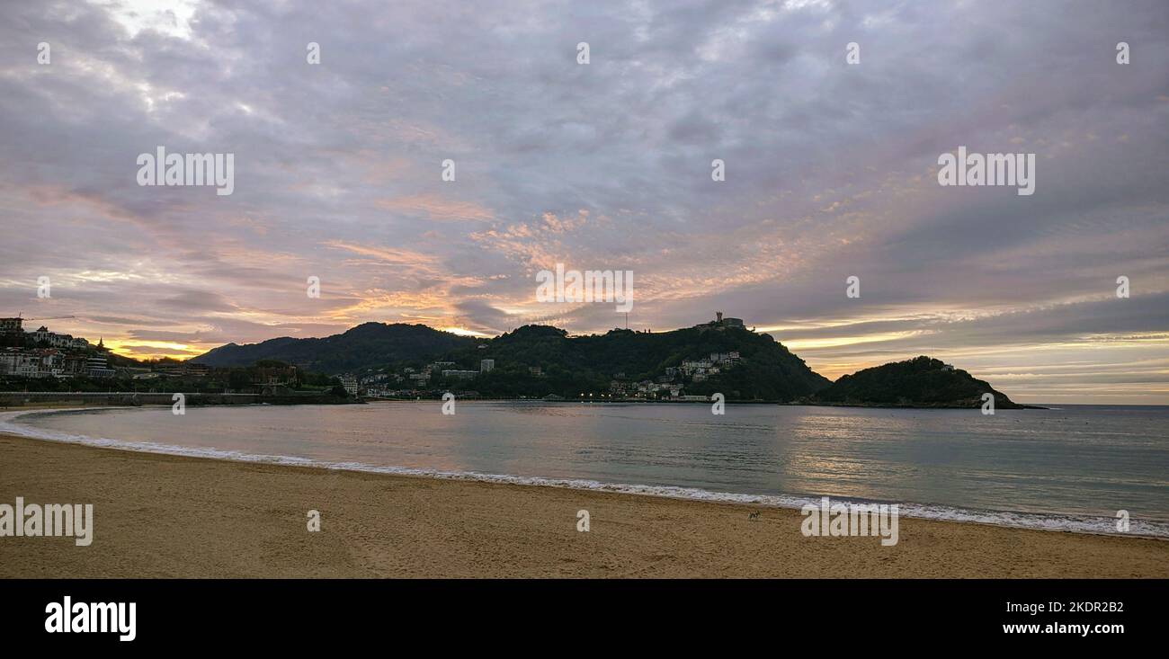 Abenddämmerung mit Blick auf den Strand in Donostia Stockfoto