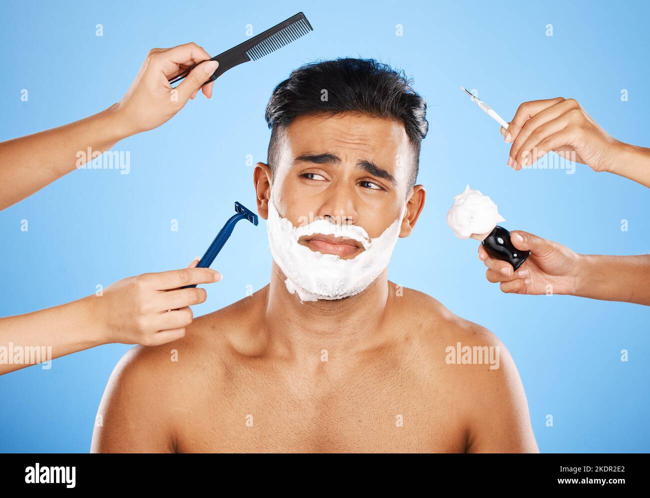 Gesicht, Rasur und Pflege mit den Händen halten Geräte zum Rasieren oder Bürsten Haare im Studio auf einem blauen Hintergrund. Hautpflege, Wellness und Luxus mit Stockfoto