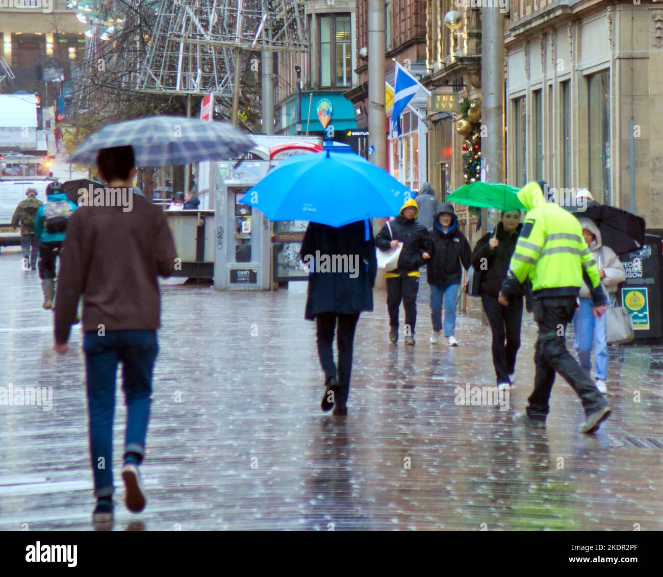 Glasgow, Schottland, Großbritannien 8.. November 2022. Wetter in Großbritannien: Bei starkem Regen kam es zu einer Zunahme der Regenschirme. Credit Gerard Ferry/Alamy Live News Stockfoto