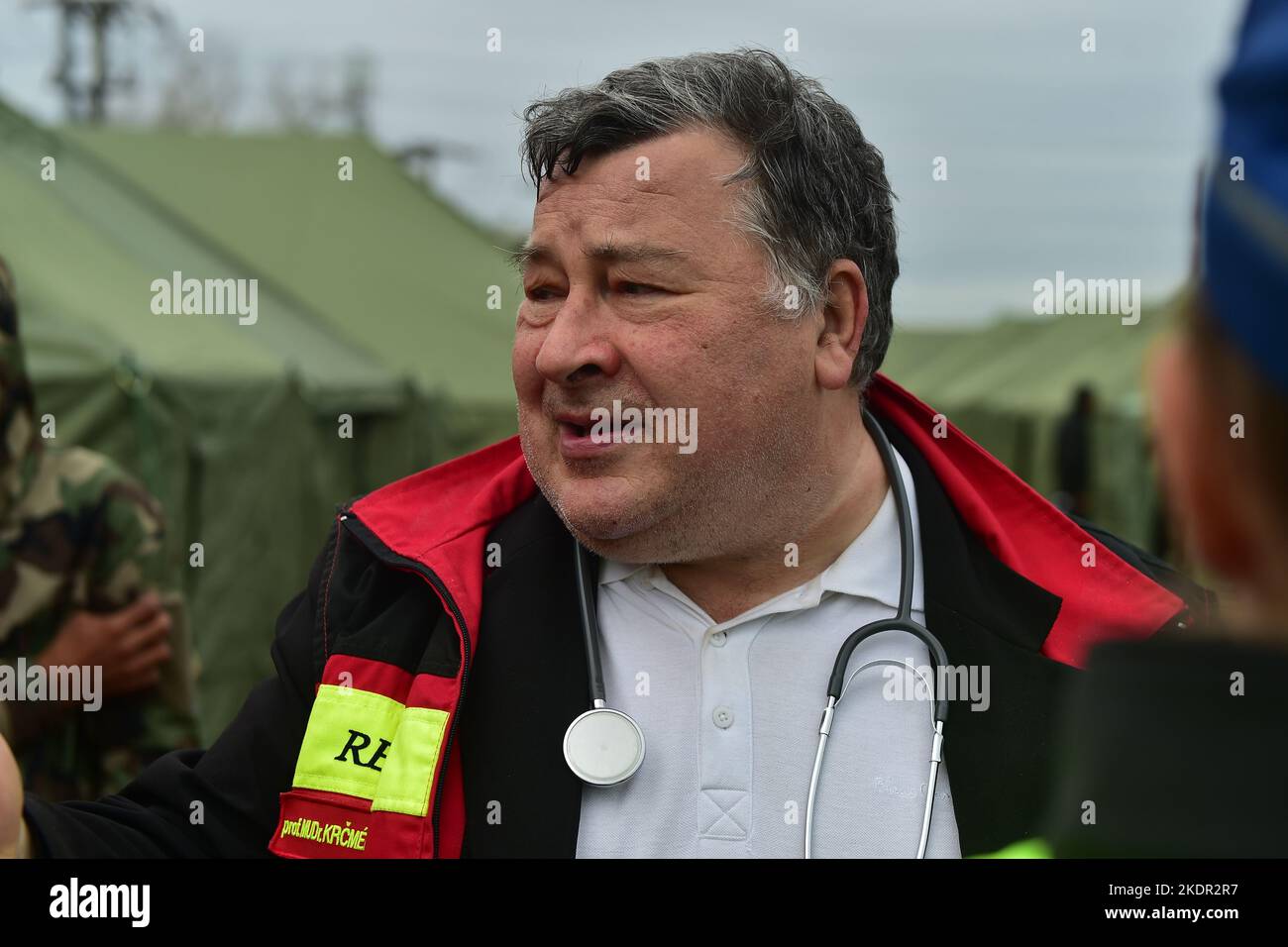 Zeltstadt für Flüchtlinge in der Nähe des Bahnhofs in Kuty, Slowakei, 7. November 2022. Vladimir Krcmery, slowakischer Arzt, Experte für Tropenmedizin Stockfoto