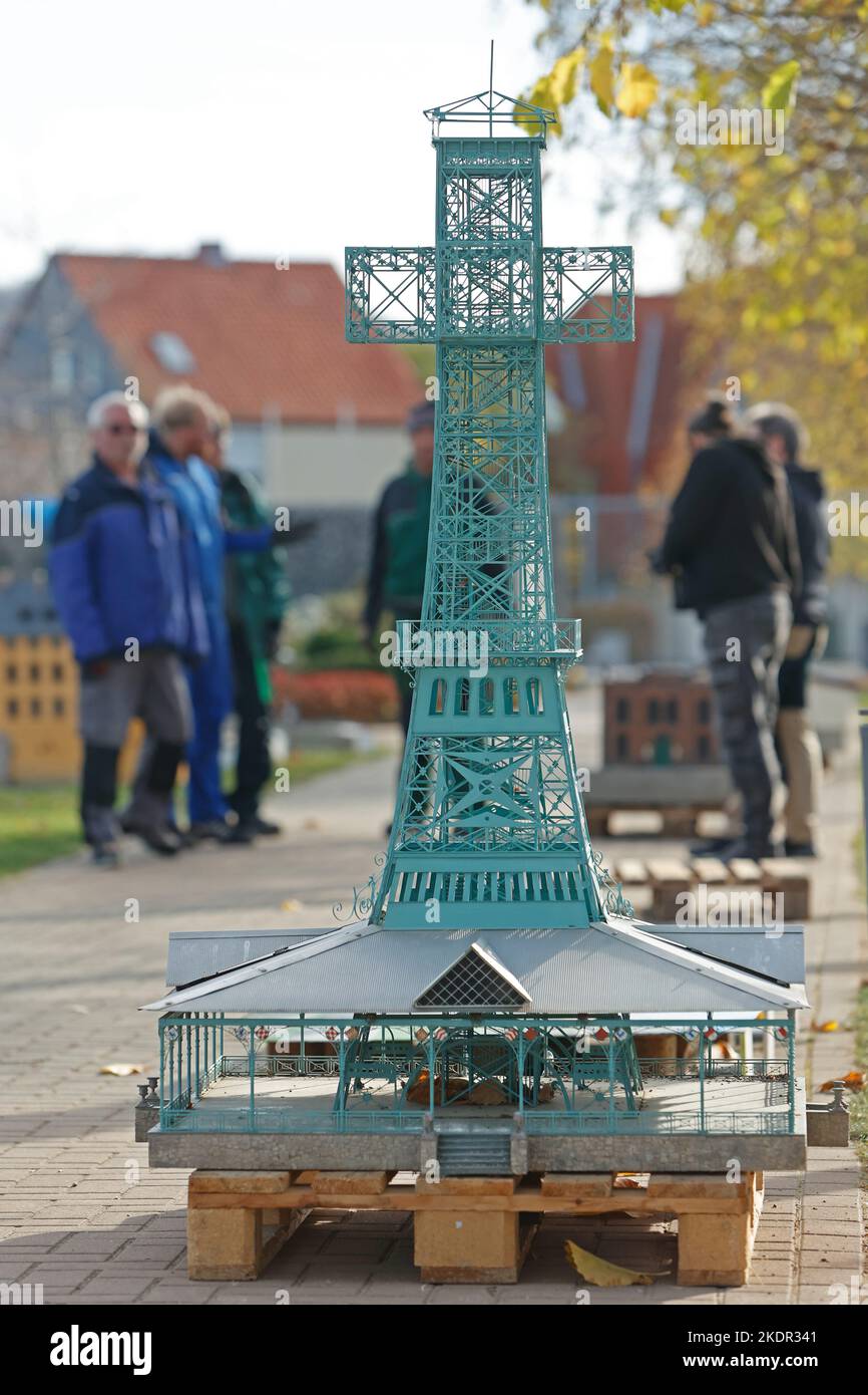 Wernigerode, Deutschland. 08.. November 2022. Mitarbeiter laden ein Modell des Joseph's Cross. Im Miniaturpark endete am 06. November die Besuchersaison. Die Modelle zahlreicher Harzer Sehenswürdigkeiten werden in den kommenden Tagen gelagert. Bis zur Eröffnung der Saison im nächsten Jahr werden die durch das Wetter verursachten Schäden repariert. Im Laufe des Jahres konnten mehr als 130000 Besucher im Bürger- und Miniaturpark begrüßt werden. Quelle: Matthias Bein/dpa/Alamy Live News Stockfoto